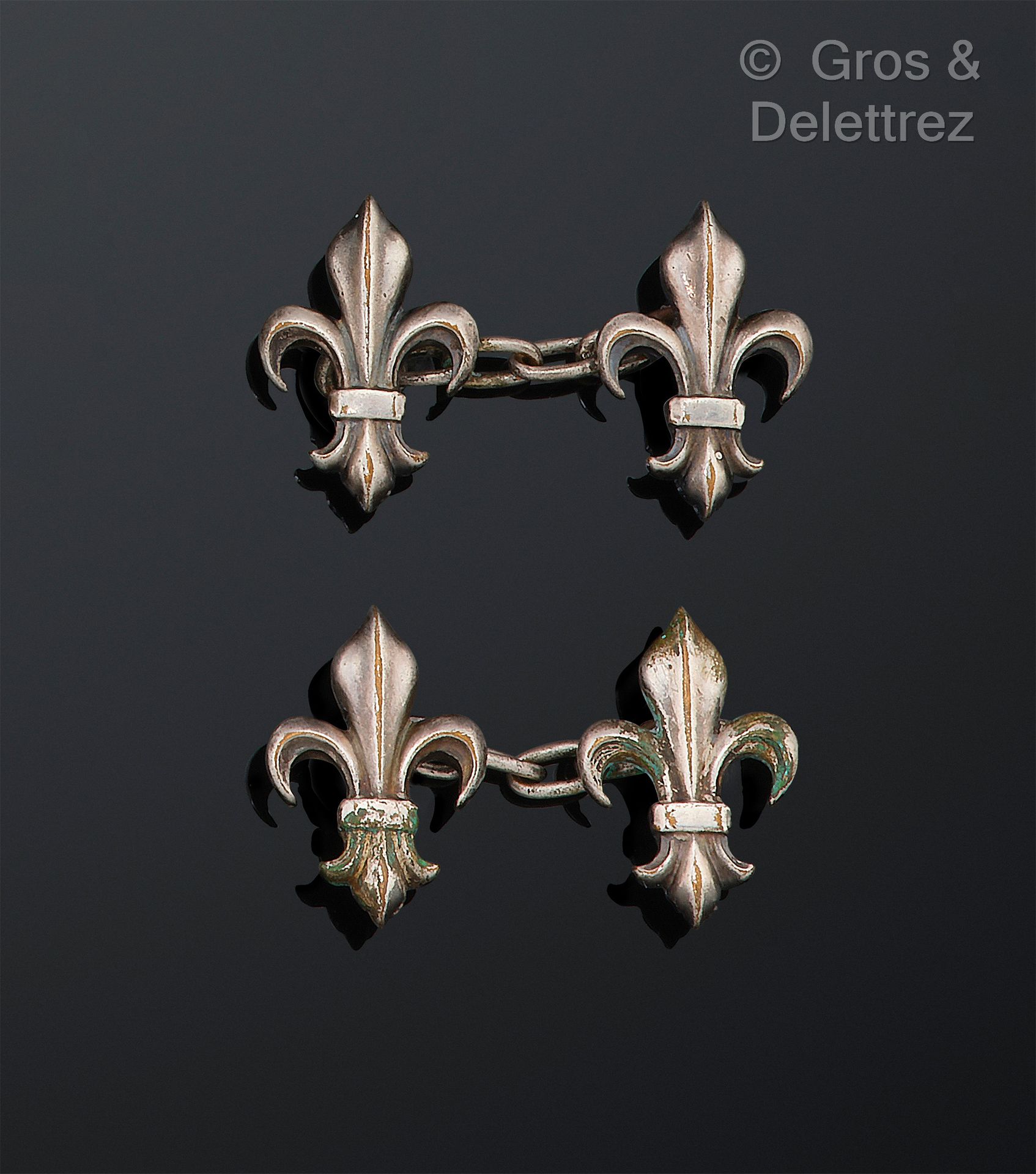 Null Pair of silver plated metal cufflinks, the ends with fleur-de-lis motifs.