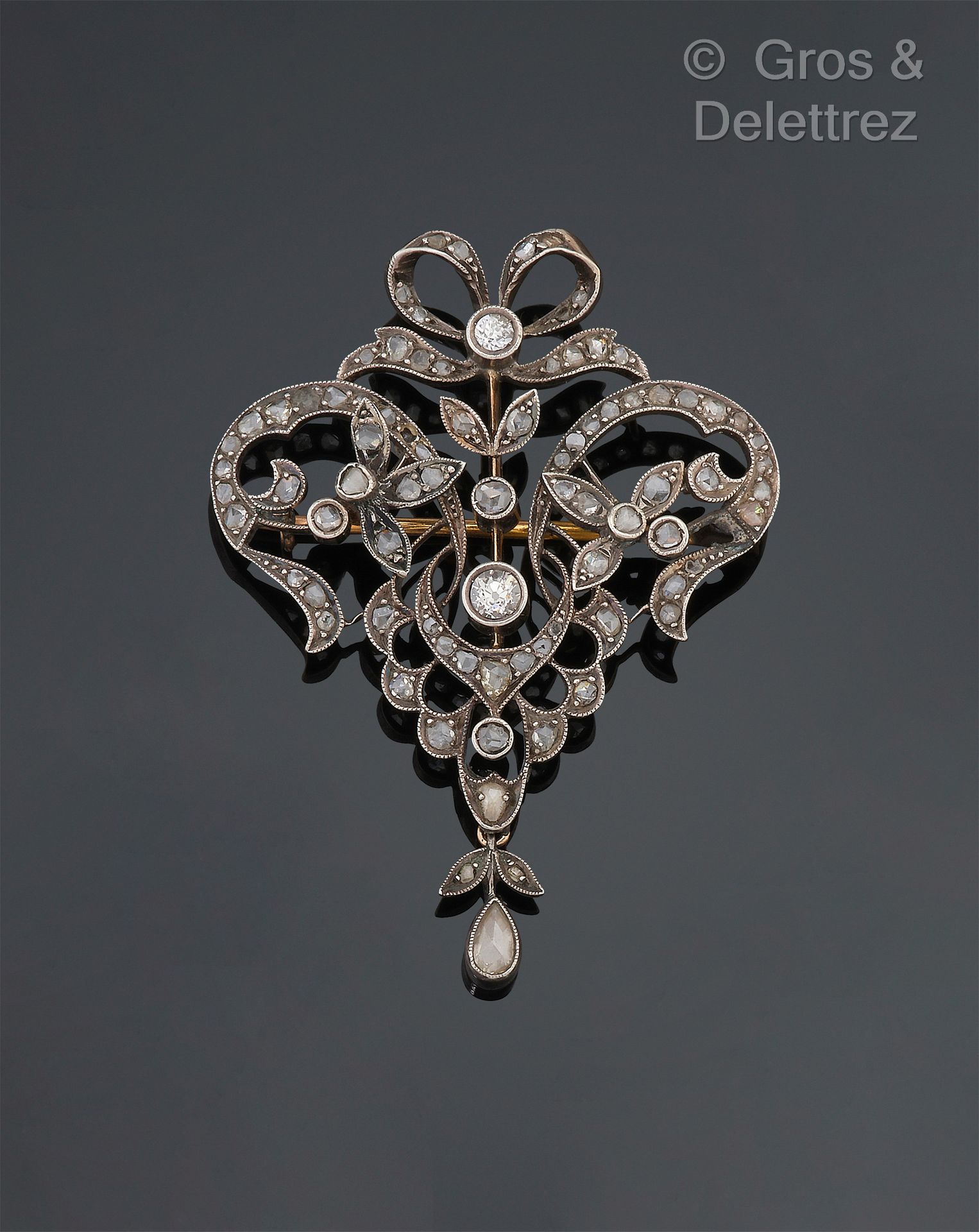 Null Spilla pendente in argento 800 millesimi con decorazione di nodo e volute i&hellip;