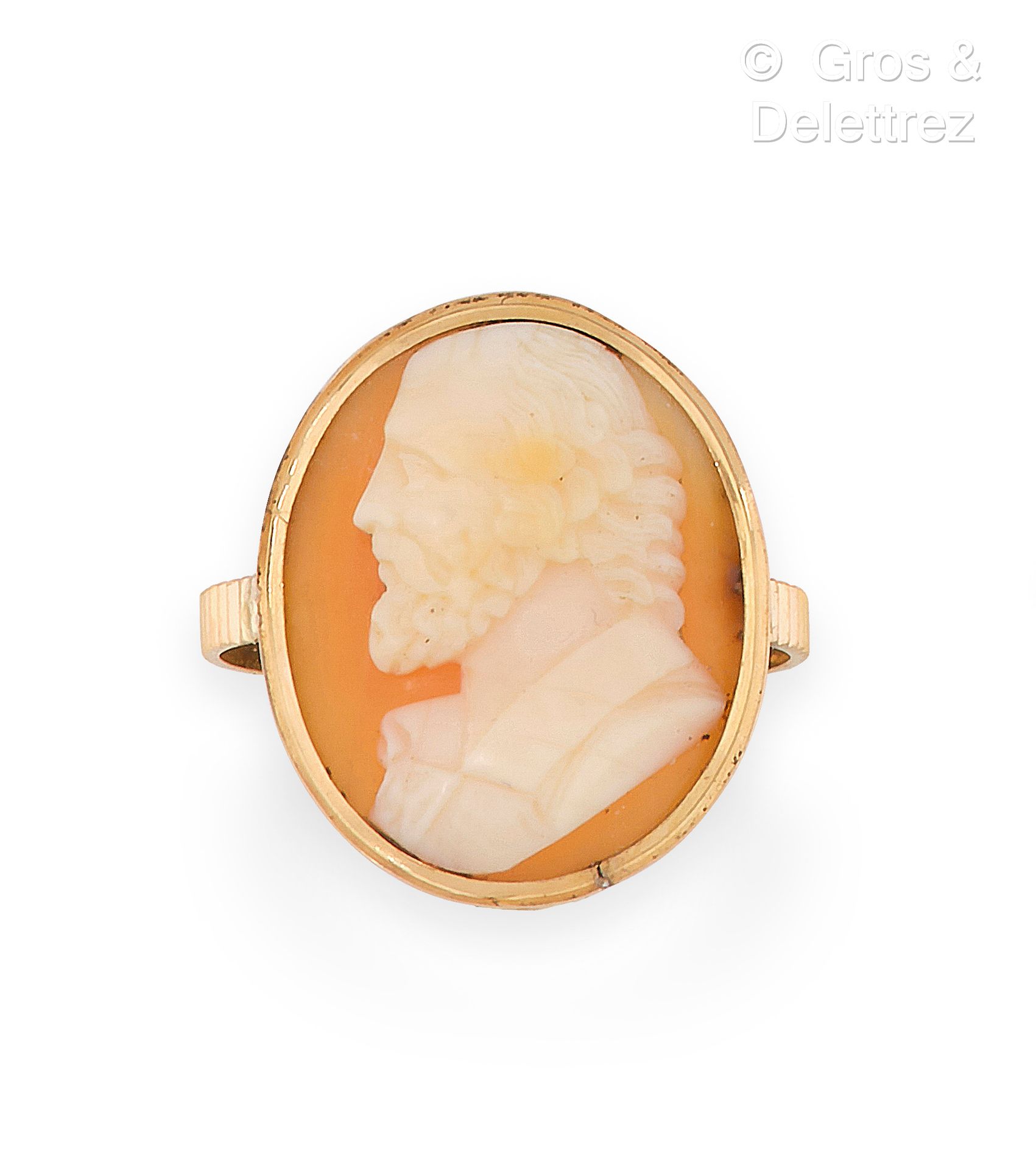 Null Yellow gold ring 750 thousandths decorated with a cameo shell with profile &hellip;