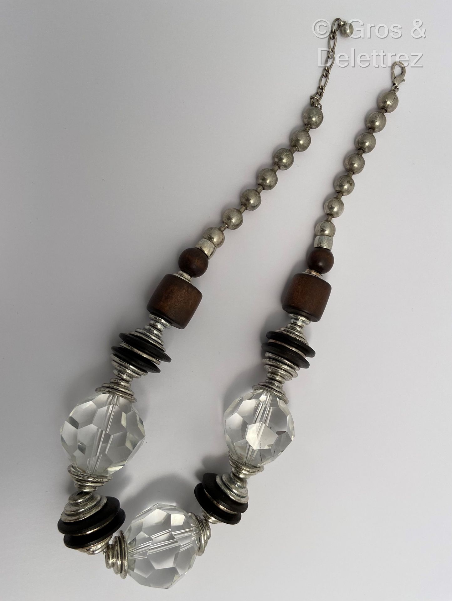 Null Artist's necklace composed of large faceted balls in colorless glass, inter&hellip;