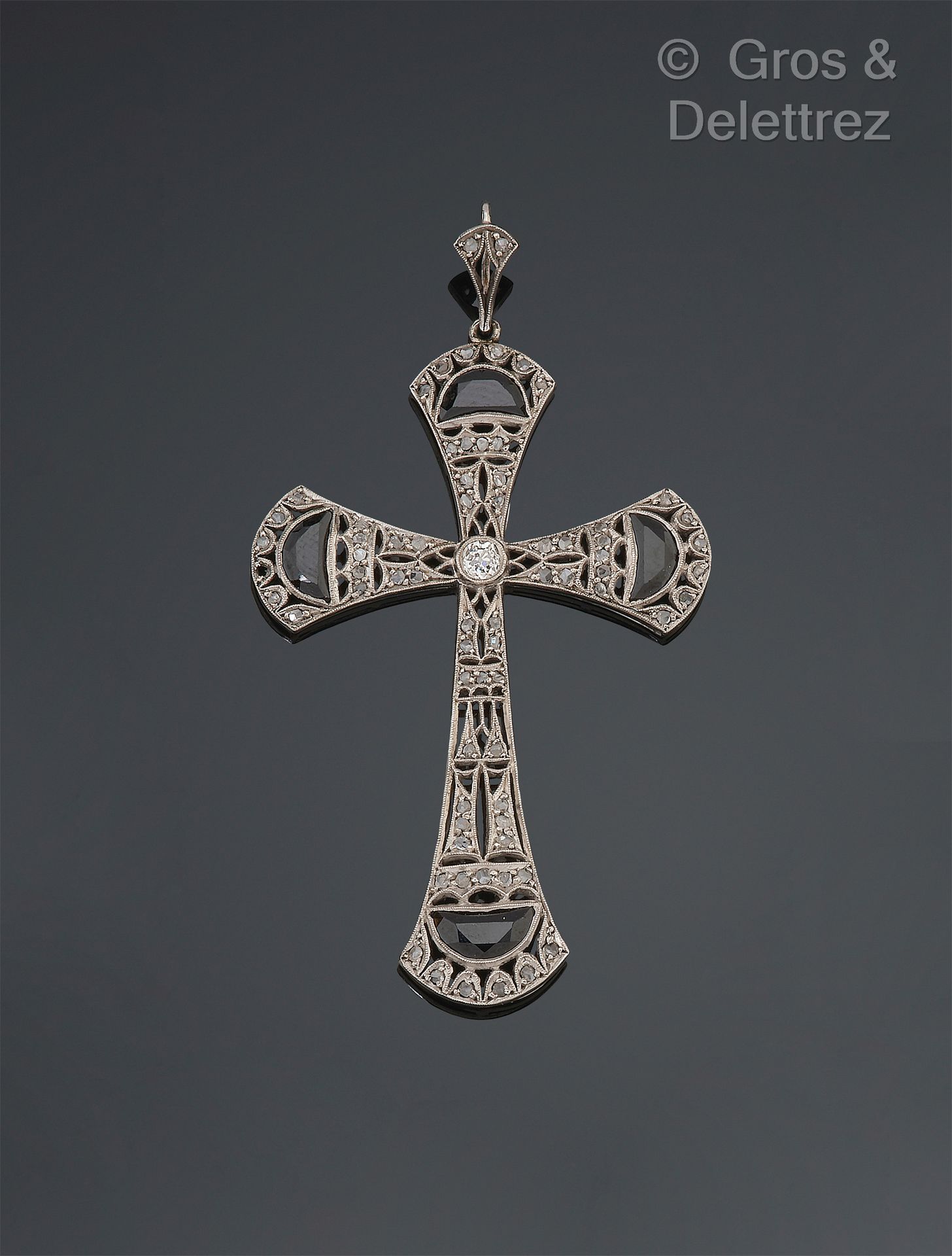 Null Colgante cruz en oro blanco calado, centrado con un diamante talla antigua &hellip;