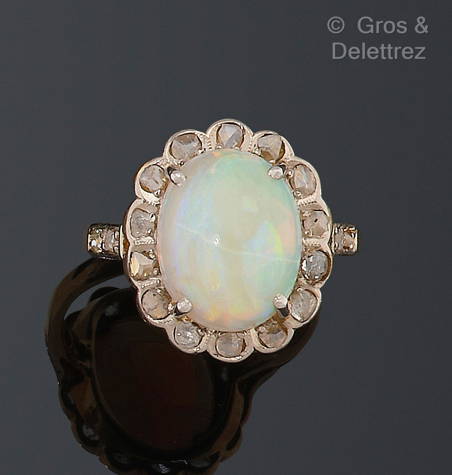 Null Bague pompadour en or jaune et or gris 750 millièmes centrée d'une opale, e&hellip;