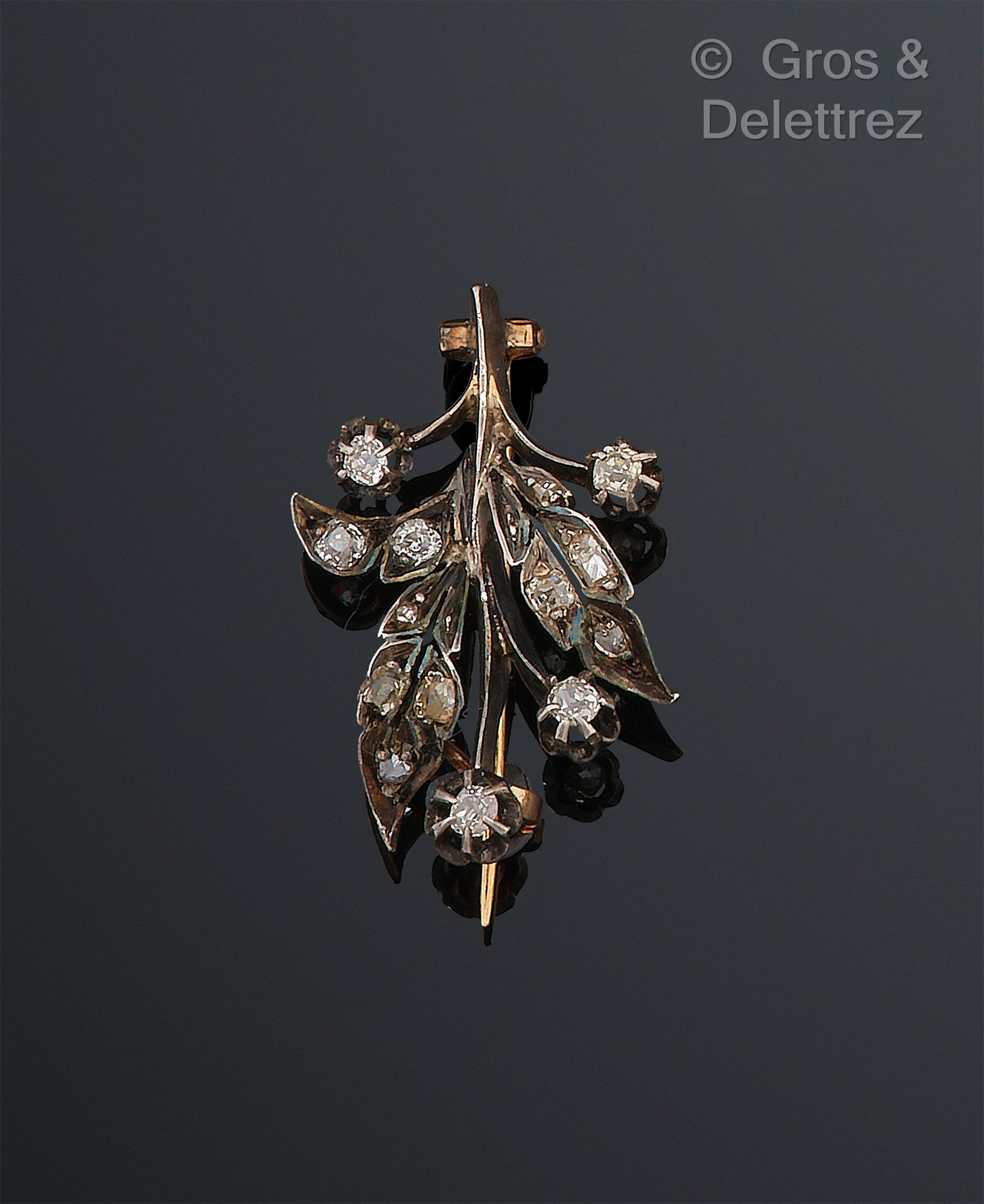Null 胸针，银质80万分之一，黄金75万分之一，造型为树叶，镶嵌老式切割钻石，切割为粉红色。19世纪下半叶的作品。长度：2.8厘米。毛重：3.6克。