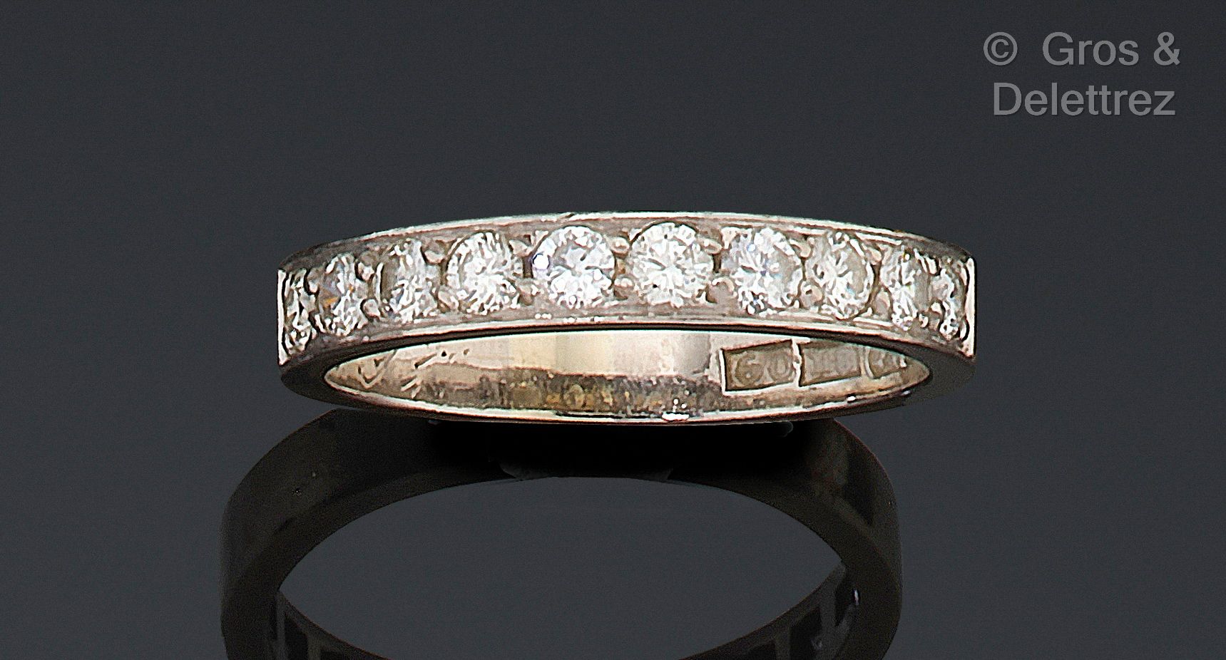 Null 750千分之一白金半婚戒，镶嵌明亮式切割钻石。瑞典的工作。转指：54。宽度：3毫米。毛重：3.8克。(戒指上刻着）。