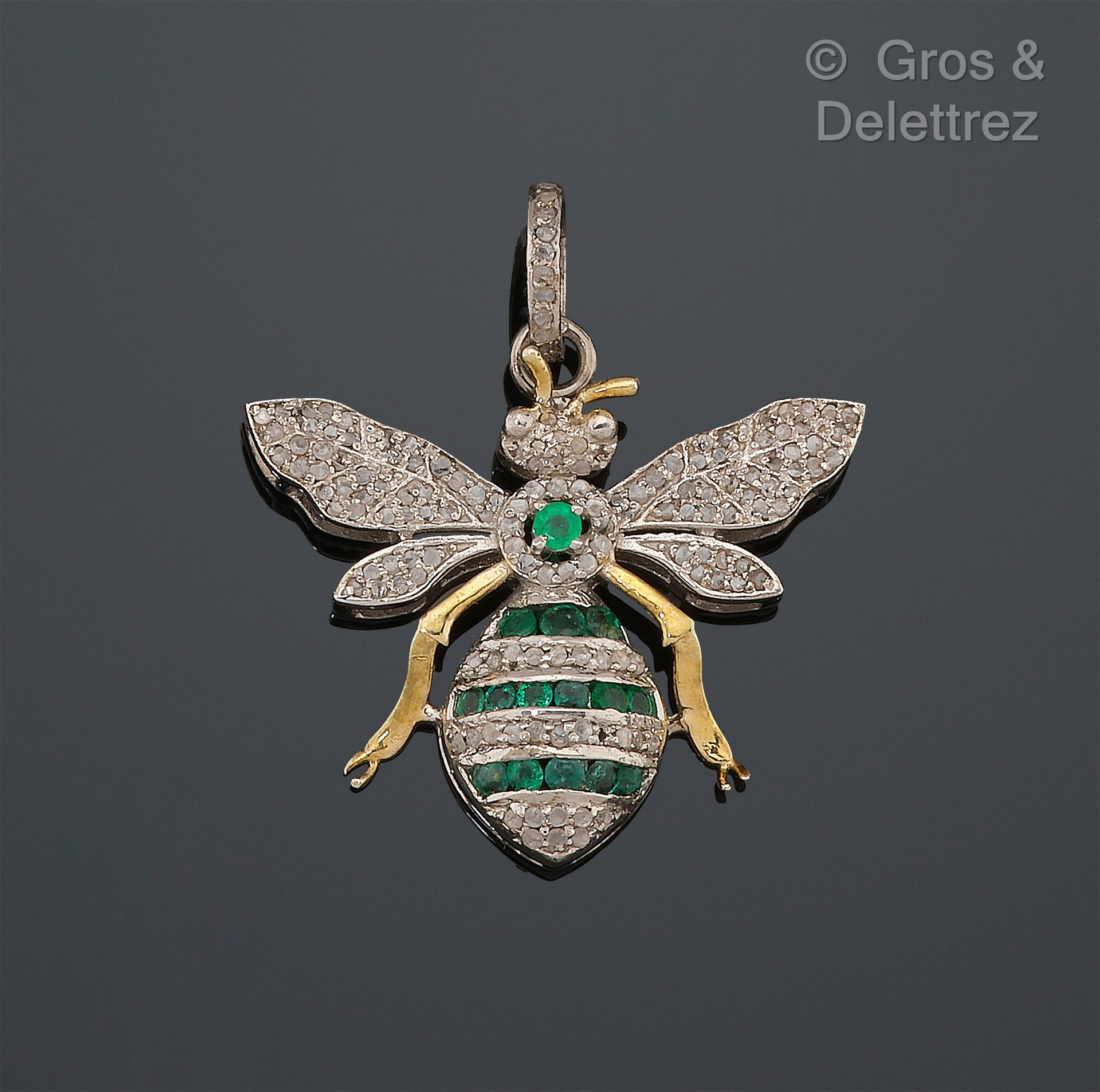Null 银和镀金800千分之一吊坠 "蜜蜂"，富含绿宝石和玫瑰切割钻石。尺寸：3.8x3.4厘米。毛重：6克。