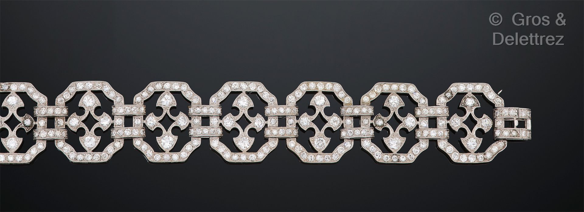 Null 铂金95万分之一的手镯，铰接的几何链节上全部镶嵌了不同大小的钻石（明亮型、半切型、老式、8/8和16/16）。装饰艺术时期的法国作品。长度：18.5厘&hellip;