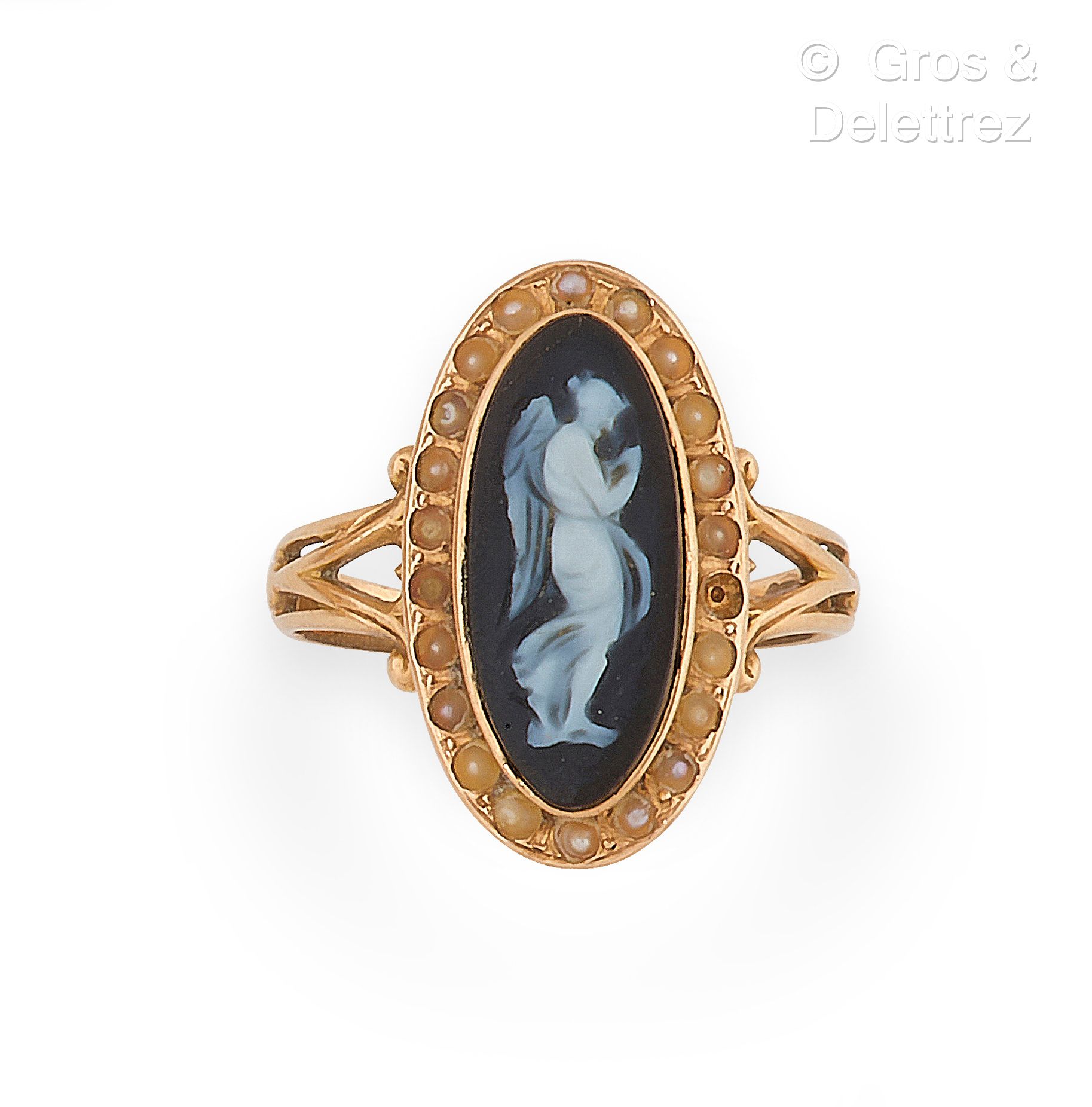Null 千分之七十五的黄金戒指，装饰有玛瑙浮雕，代表一个有翅膀的女神。十九世纪的作品。转指：55。毛重：3克。(缺少珍珠，裂缝，磨损）。