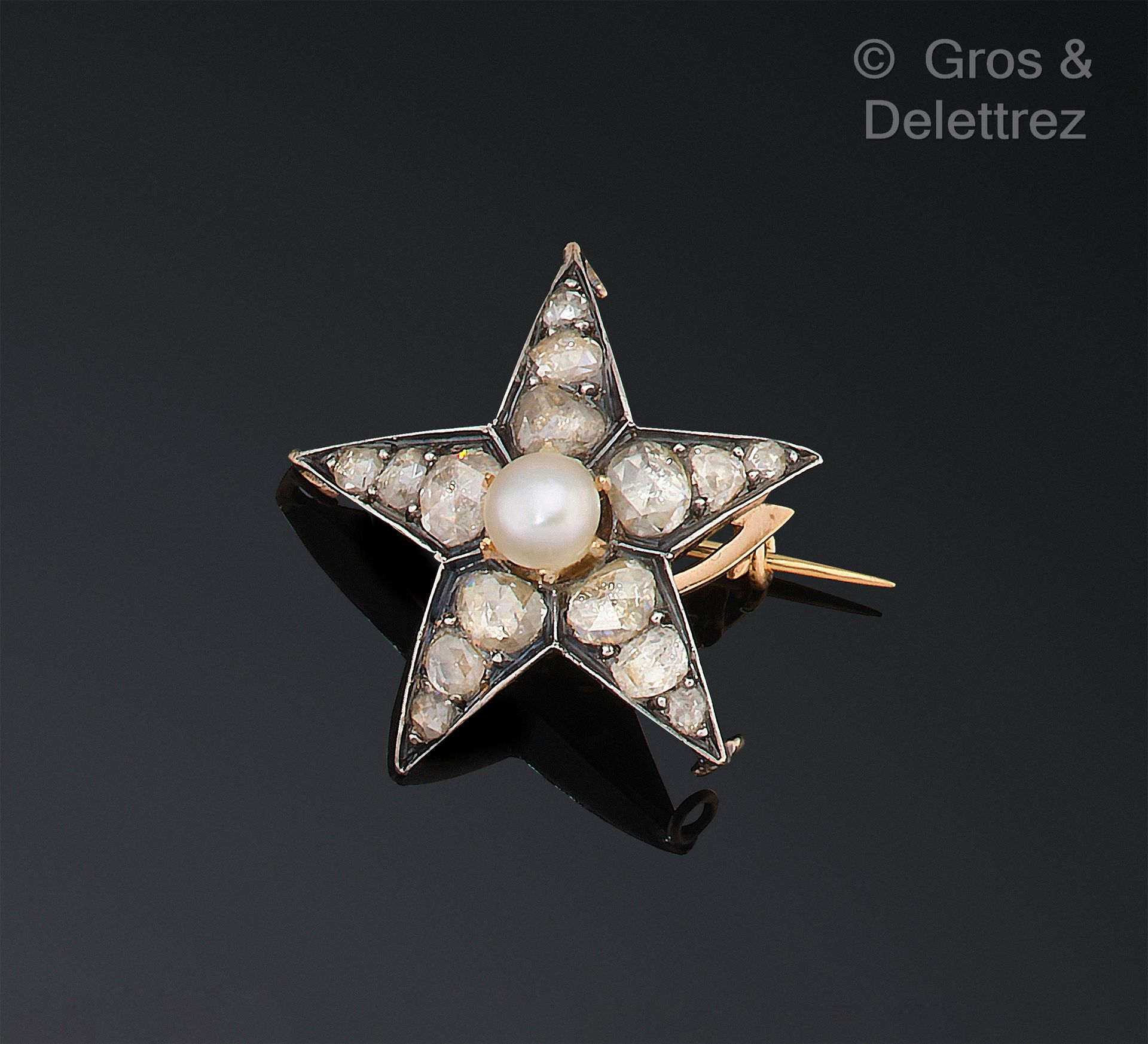 Null 胸针 "星"，银质80万分之一和黄金75万分之一，镶嵌玫瑰式切割钻石，上面有一颗白色养殖珍珠。尺寸：2.5x2.5厘米。毛重：6克。