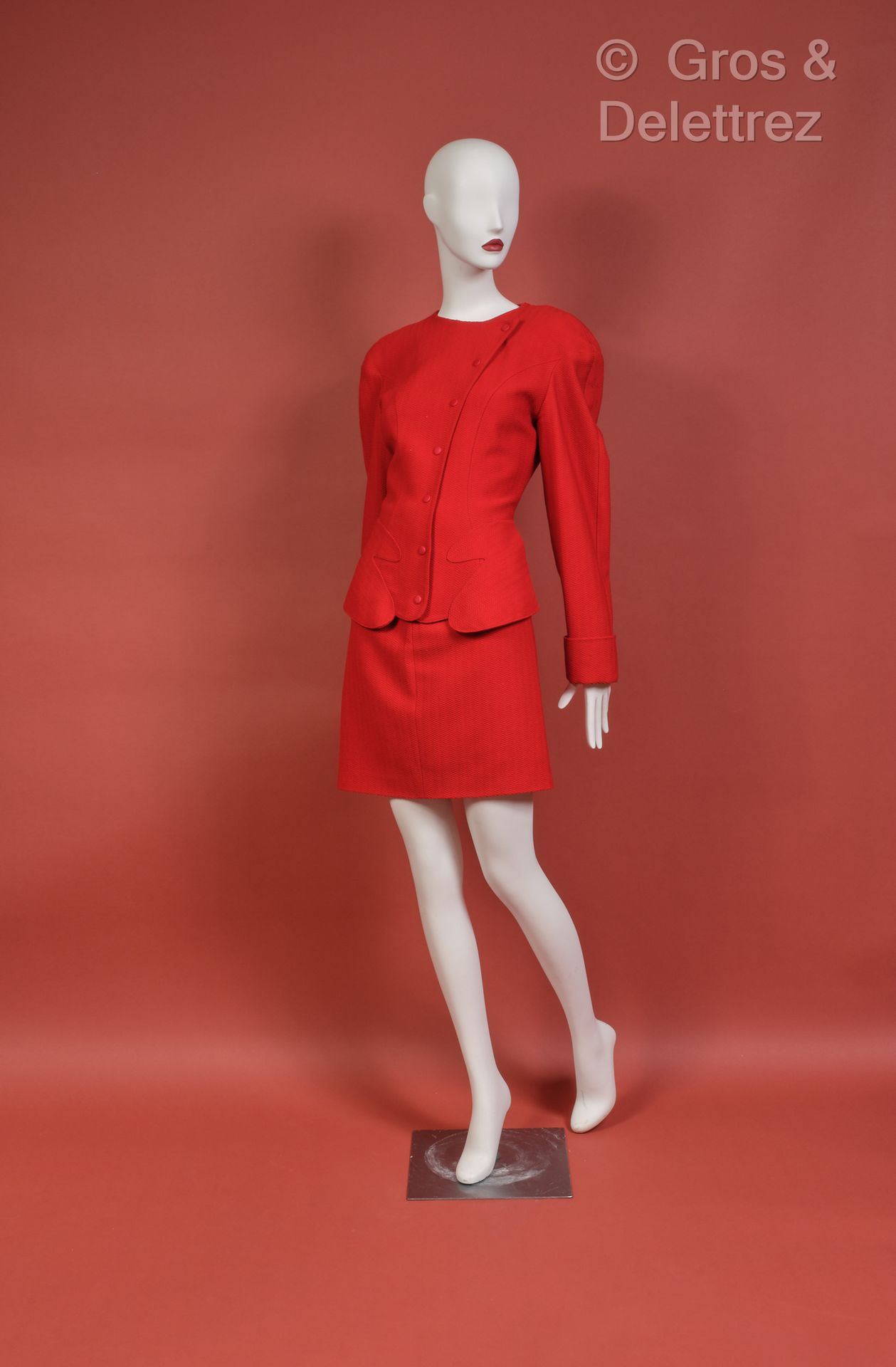 Thierry MUGLER 人字形图案的红色羊毛套装，包括一件外套和一条裙子（缺爪子）。T.40.