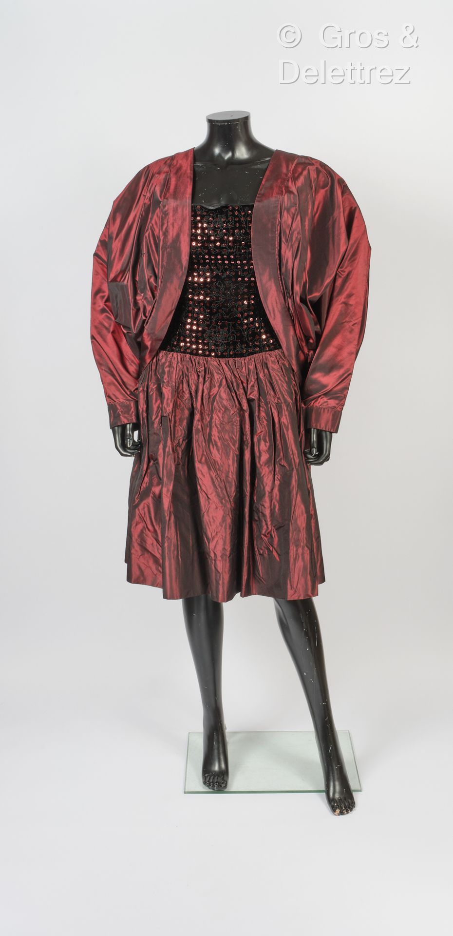LANVIN circa 1980 闪亮的酒红色塔夫绸服装，由无肩带连衣裙组成，胸部为黑色亮片天鹅绒，上面缝有花卉图案，全蓬裙，以及晚间披肩，蝙蝠袖。白色爪子，&hellip;