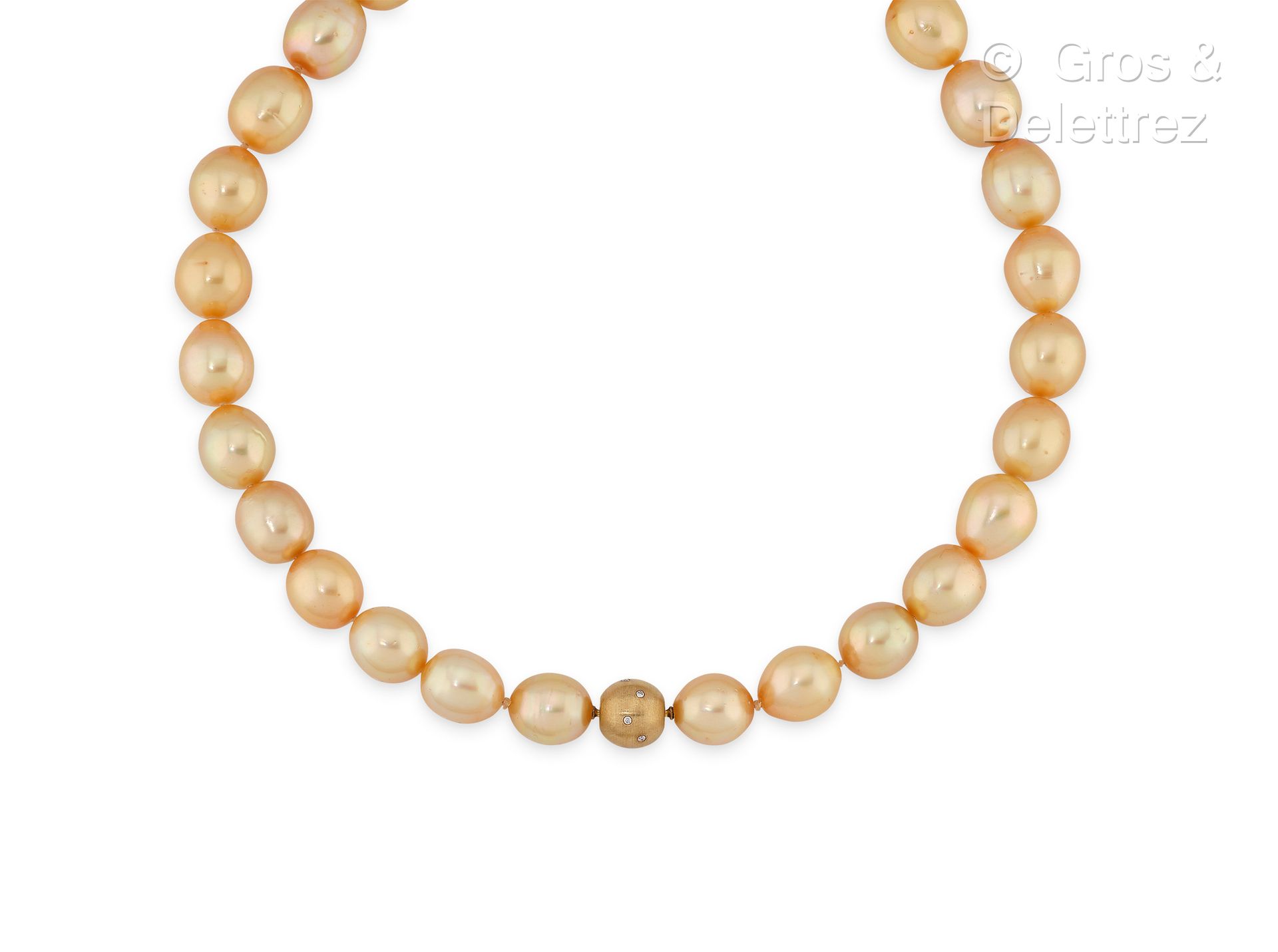 Null 一排来自南海的椭圆形养殖珍珠的项链，颜色为 "金色"，黄金球扣为585千分之一，上面点缀着钻石。扣子上有 "Jka"（Köhle）的签名。珍珠的直径：&hellip;