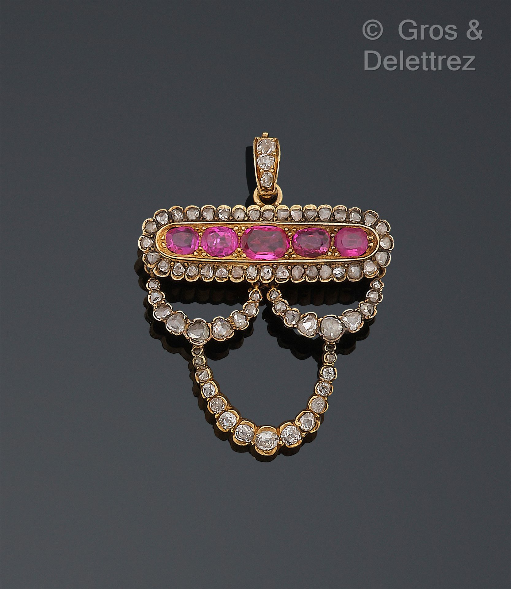 Travail de la fin du XIXe siècle 胸针-千分之七十五的黄金吊坠，中间是一排五个椭圆形的红宝石，周围是切割成粉红色的钻石，下面是钻&hellip;