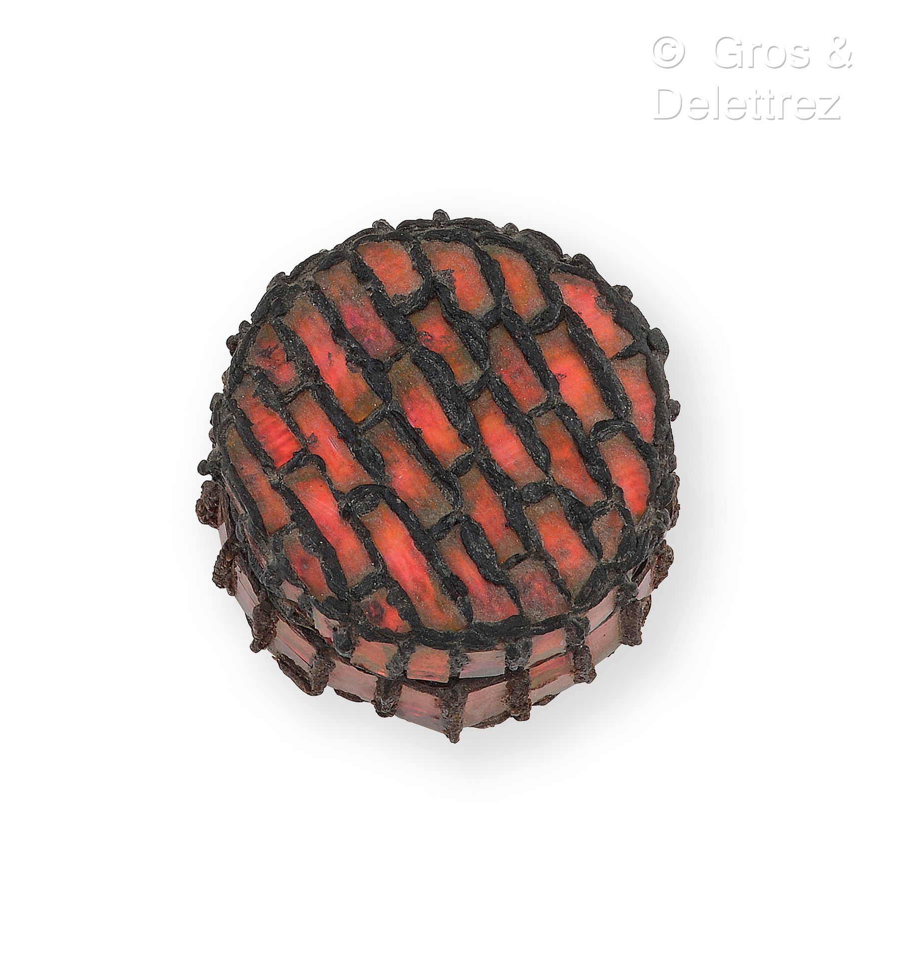LINE VAUTRIN (1913-1997) Kleine runde Schachtel aus dunklem Talosel mit roten Sp&hellip;