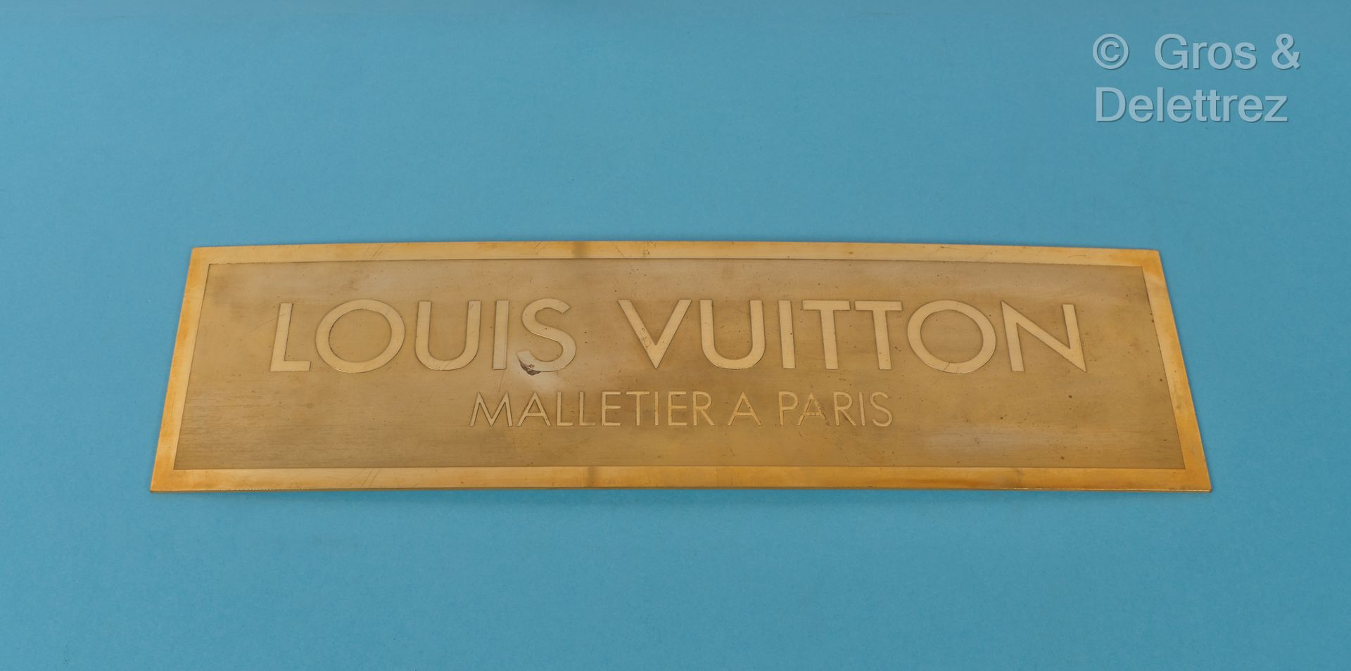 Louis Vuitton Malletier sign in gilded metal. Dimension…