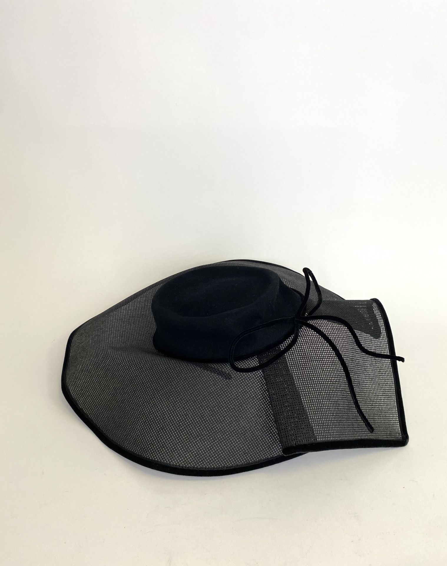 Jacques PINTURIER 黑色马鬃帽，毡帽，背面装饰有彩色天鹅绒蝴蝶结。白色的爪子，黑色的图形。