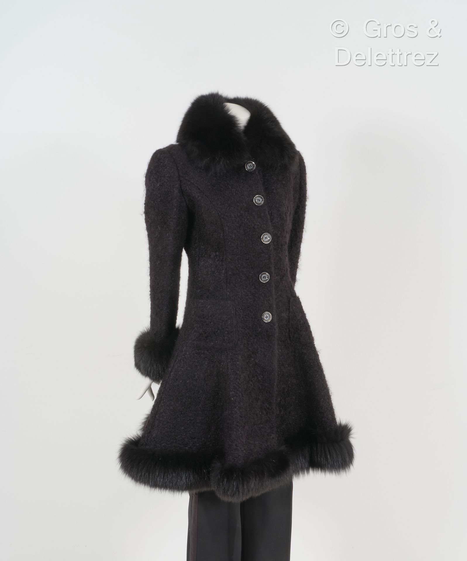 BAYA Mantel aus schwarzem Bouclé-Wollstoff, Kragen, Saum und Revers der langen Ä&hellip;