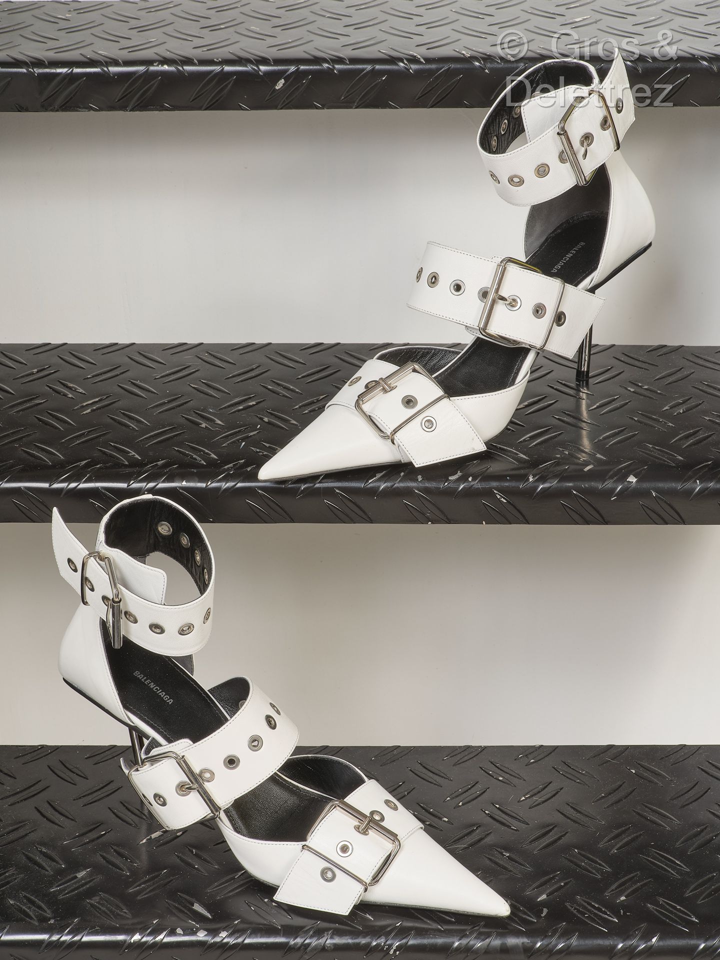 BALENCIAGA par Demna Gvasalia 2019年秋前系列
一双白色皮革的敞开式高跟鞋，尖头，饰有搭扣，90毫米银色金属鞋跟，皮革鞋底。T.&hellip;