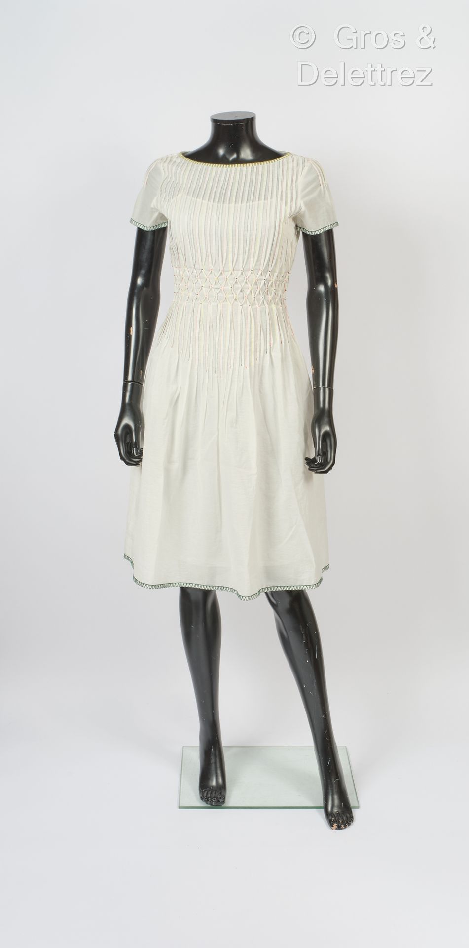 Bottega VENETA 白色棉纱连衣裙，多色缝线，圆领，小袖，胸部打褶，腰部打褶，喇叭裙。灰色的标签和图案。T. 36.