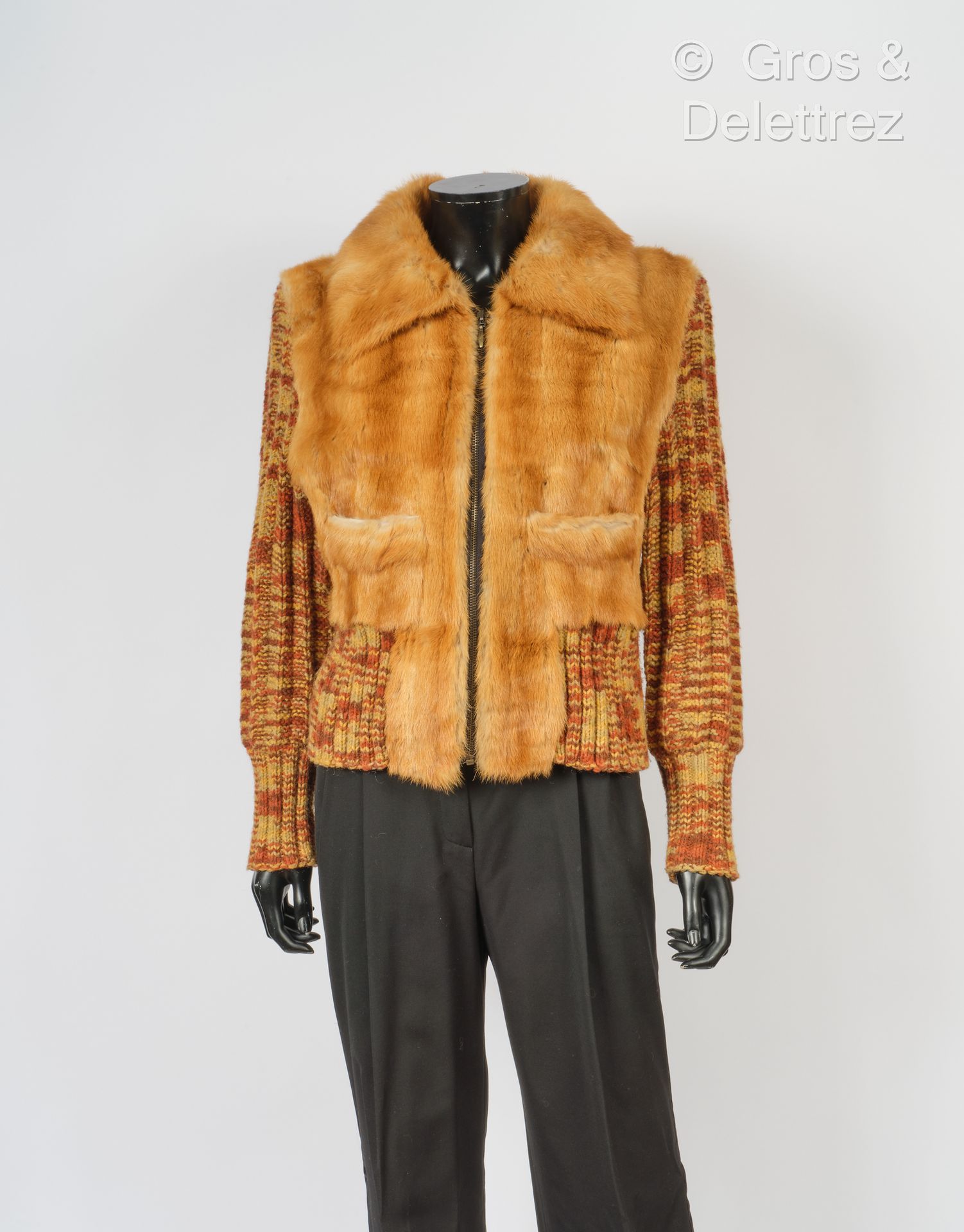 Null 天然黄鼠狼的拉链外套，两侧有垂直的边缘工作，并以秋季的色调编织，小领，两个贴袋，长袖。