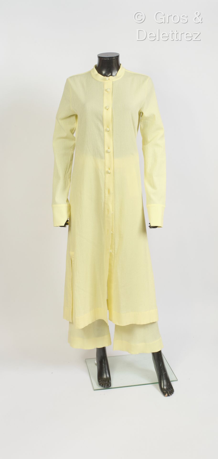 Jil SANDER par Lucie & Luke Meier 2021年春/夏系列
黄色绉绸服装，包括一件长衬衫连衣裙，圆领，单胸，侧边开衩，和长裤，搭配&hellip;
