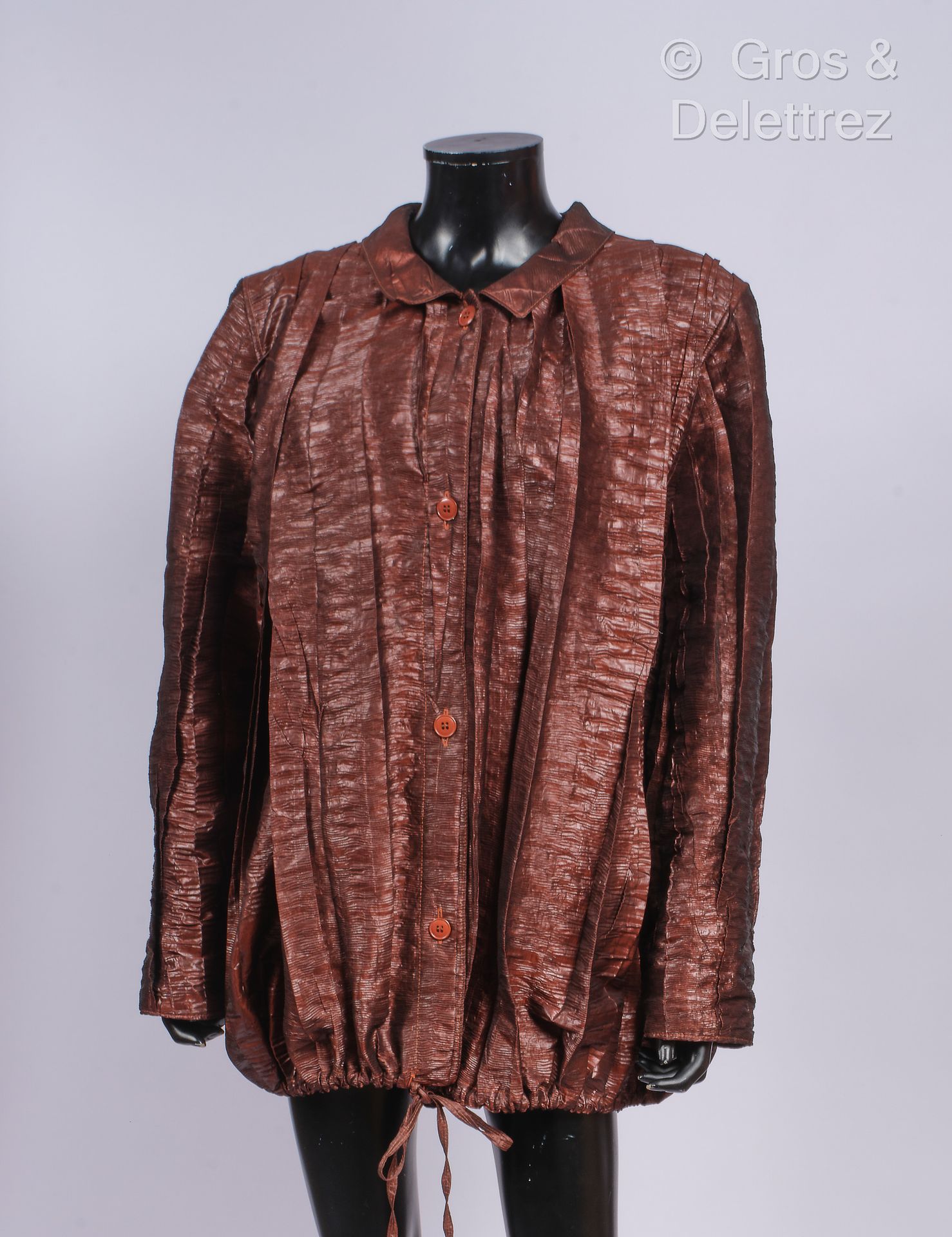 Jean Charles de CASTELBAJAC Sportsoir 铜色粘质绉绸外套，褶皱，小领，单胸，长袖，衣服底部有抽绳。白色标签，金色卢勒克斯图案&hellip;