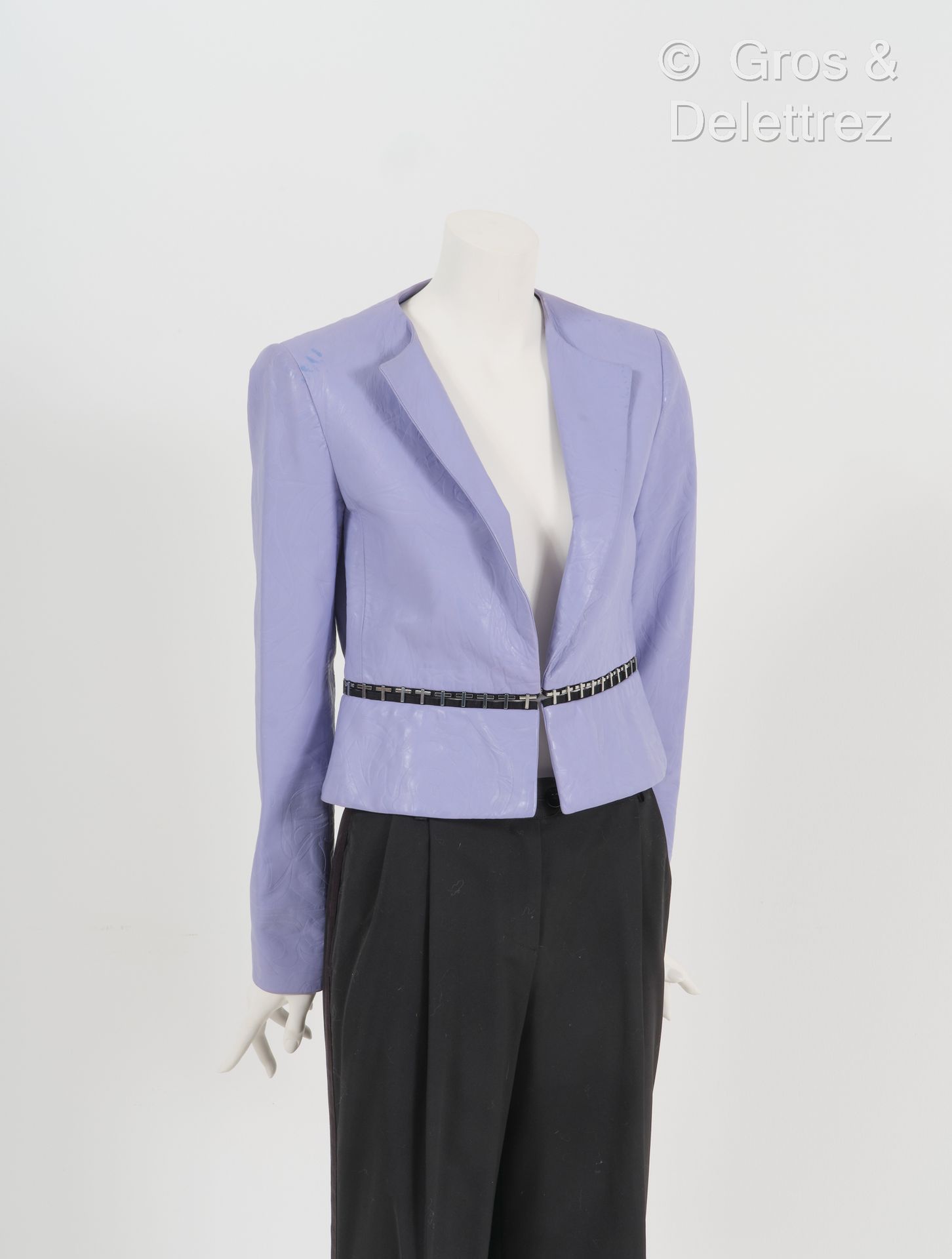 VERSACE Kurze Jacke aus lavendelfarbenem Lammleder mit stilisiertem Blattmotiv g&hellip;