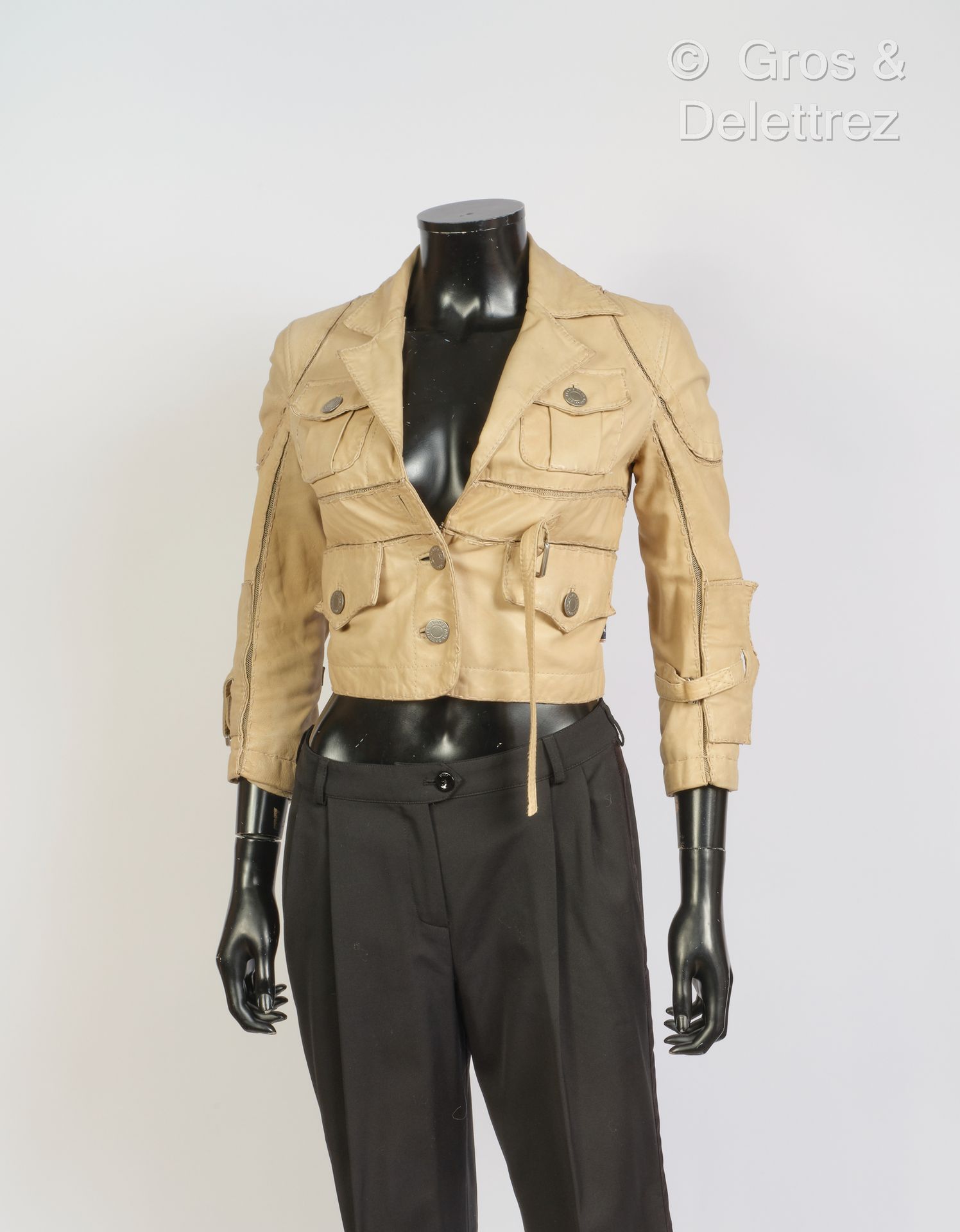 Jean Paul GAULTIER Jeans 米色小羊皮短外套，缺口披肩领，穿插鱼网，四个带纽扣翻盖的口袋，单排扣，长袖，标签（污渍，脏污）。