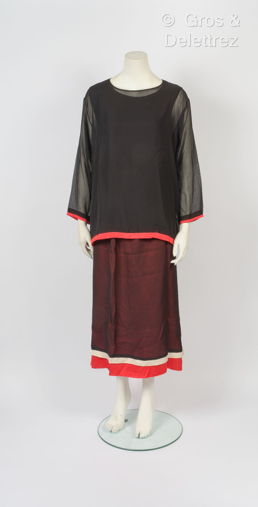 MARNI 2021年秋前系列
黑色丝质绉绸服装，突出红色缎子，赤褐色，提醒衬里，包括一件上衣，船领，长袖，和一条半身裙。白色标签，红色图案。T. 44.