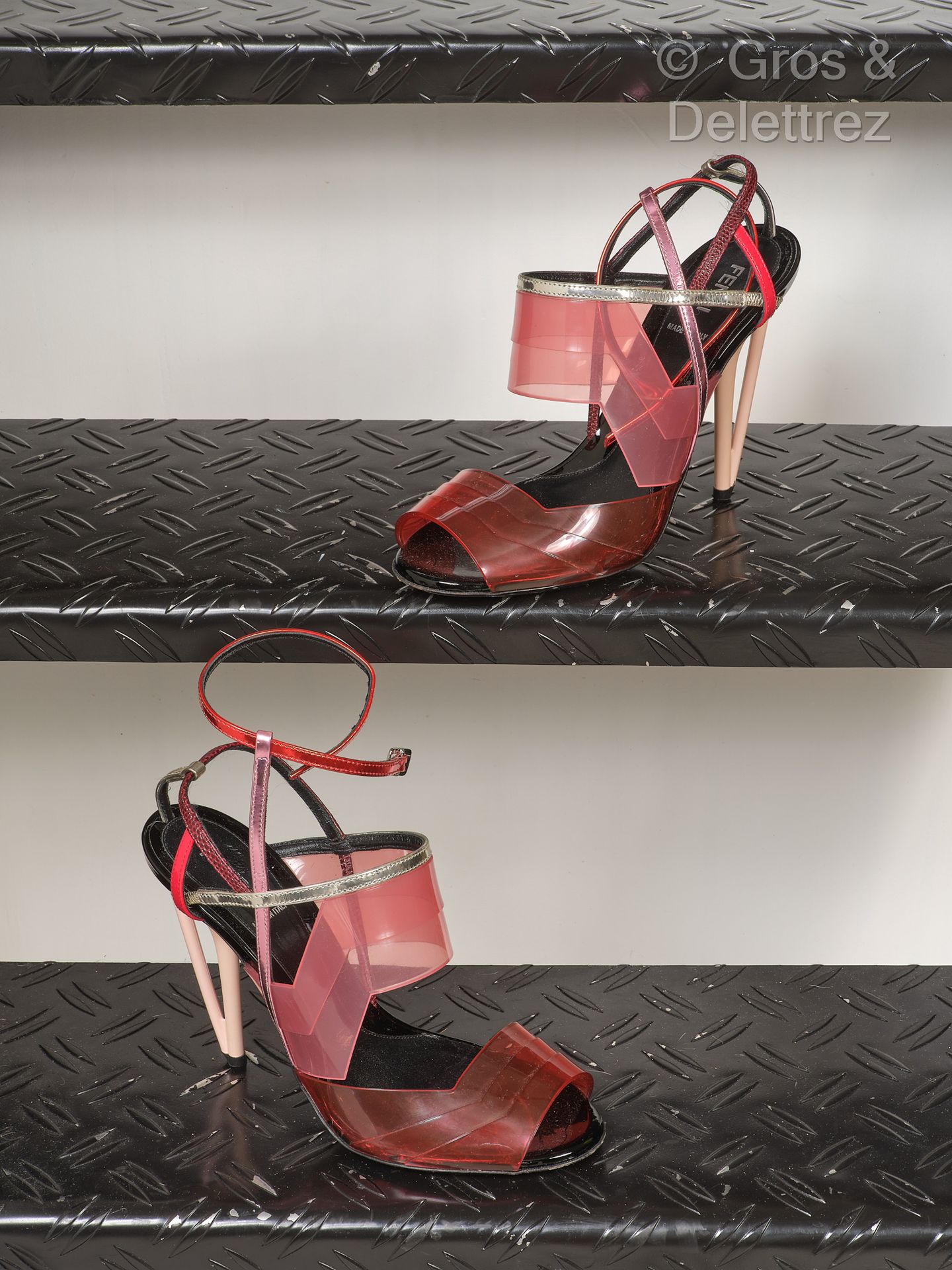 FENDI par Karl Lagerfeld & Silvia Venturini Fendi 2014年春夏高级成衣系列
粉红色和红色PVC材质的绑带凉鞋&hellip;
