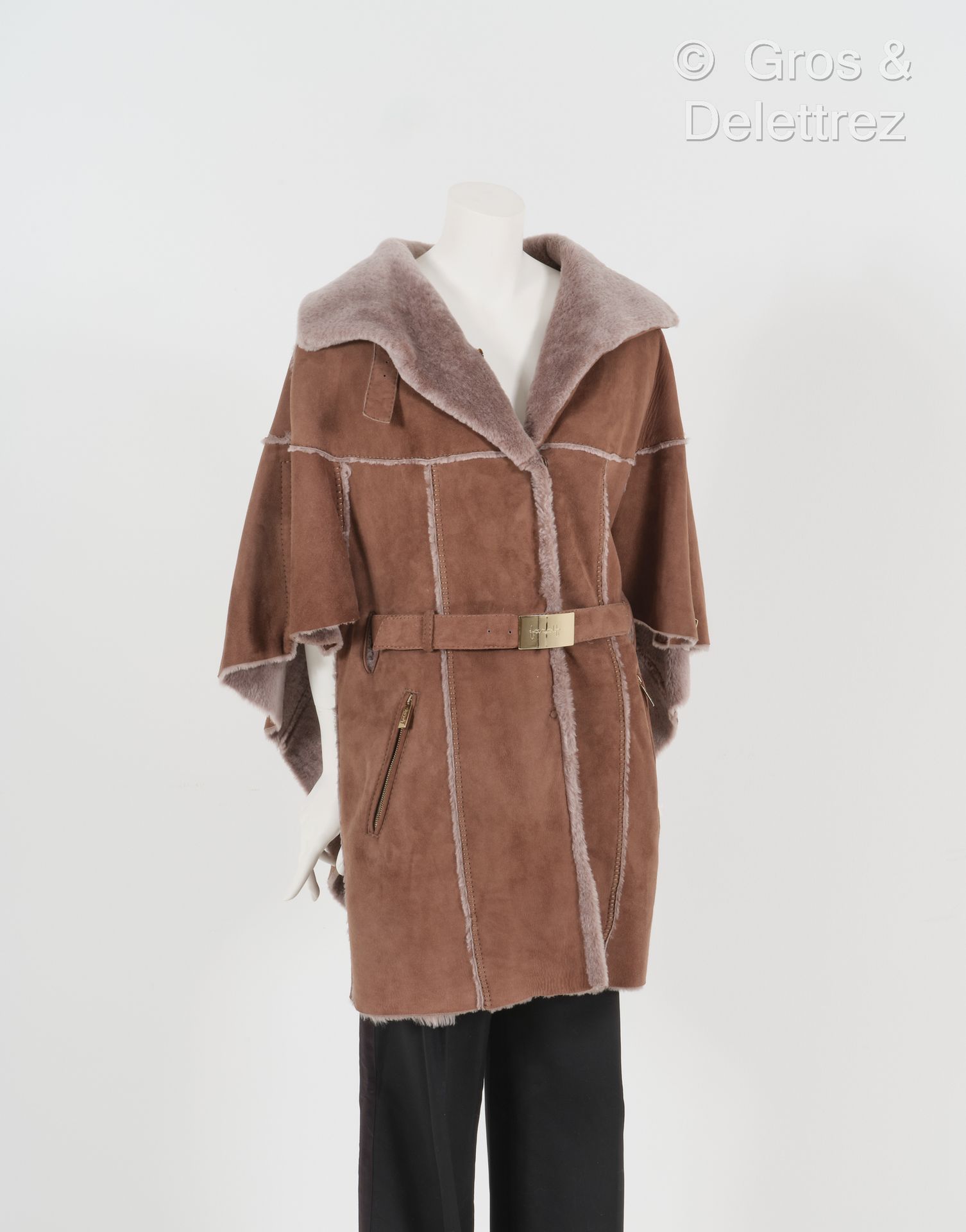 FAROLFI Poncho in lana scamosciata color cammello con montone color taupe, chius&hellip;