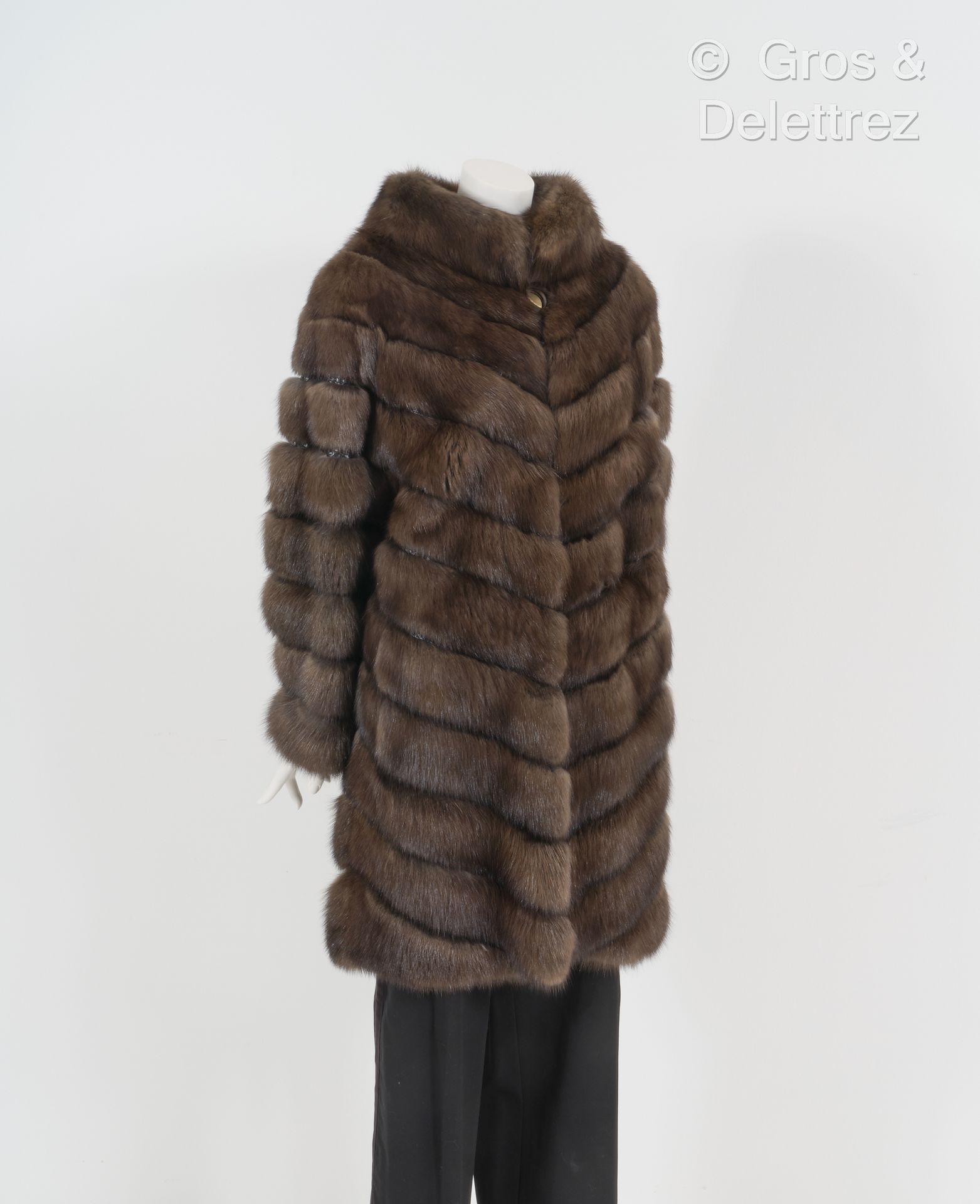REBECCA 9/10的俄罗斯棕色Zibeline对角线工艺，长袖，横向工艺安装在黑色光面网纹蟒蛇夹层上，小领，单扣扣紧，垂直口袋。