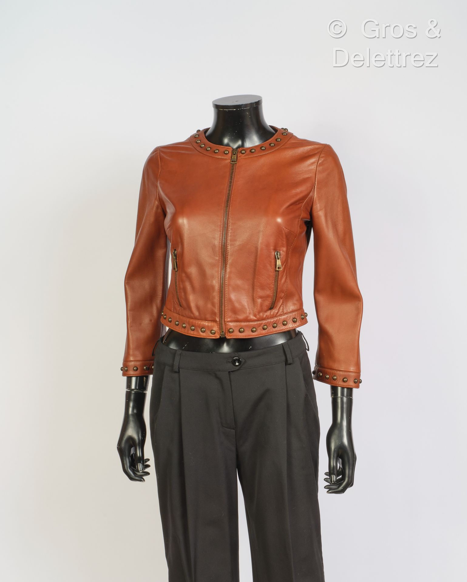 DOLCE & GABBANA 可可羊皮短款拉链夹克，点缀有青铜钉，3/4长袖，两个垂直拉链口袋。T. 36.黑色标签，白色图案。T. 36.