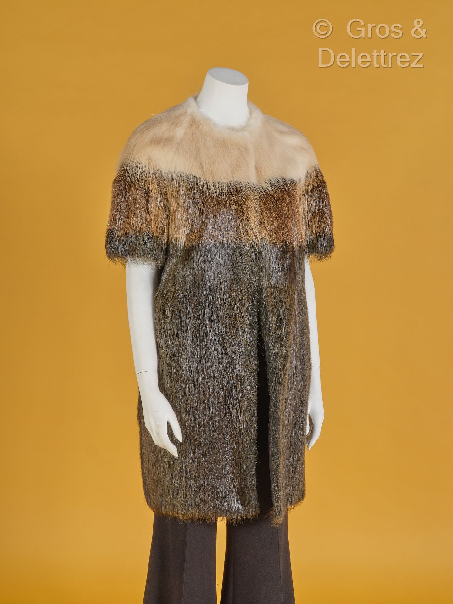 MARNI Mantel aus Nutria, der mit einem Farbverlaufseffekt abgesetzt ist, runder &hellip;