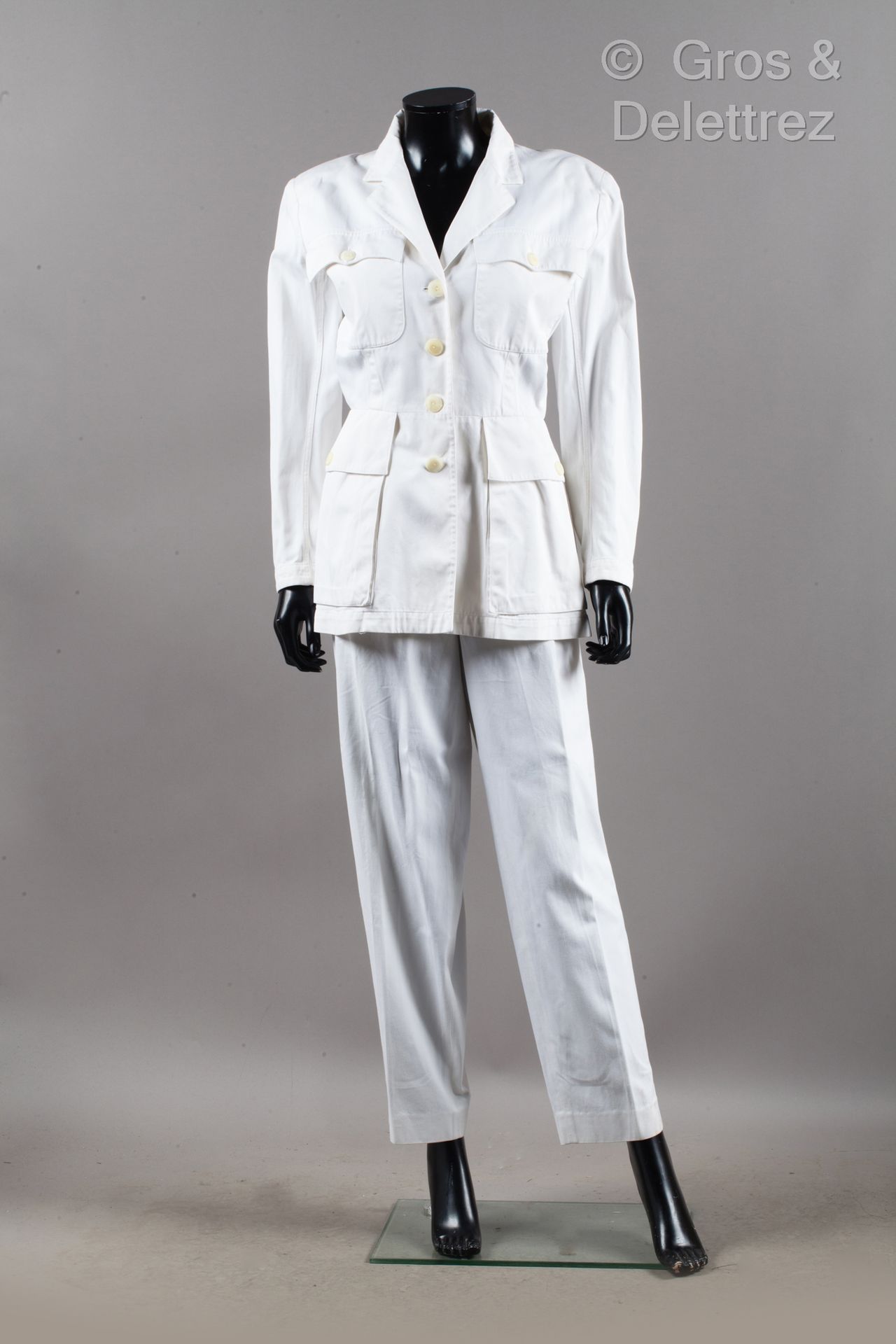 ALAÏA Conjunto blanco de algodón compuesto por chaqueta safari, cuello chal con &hellip;