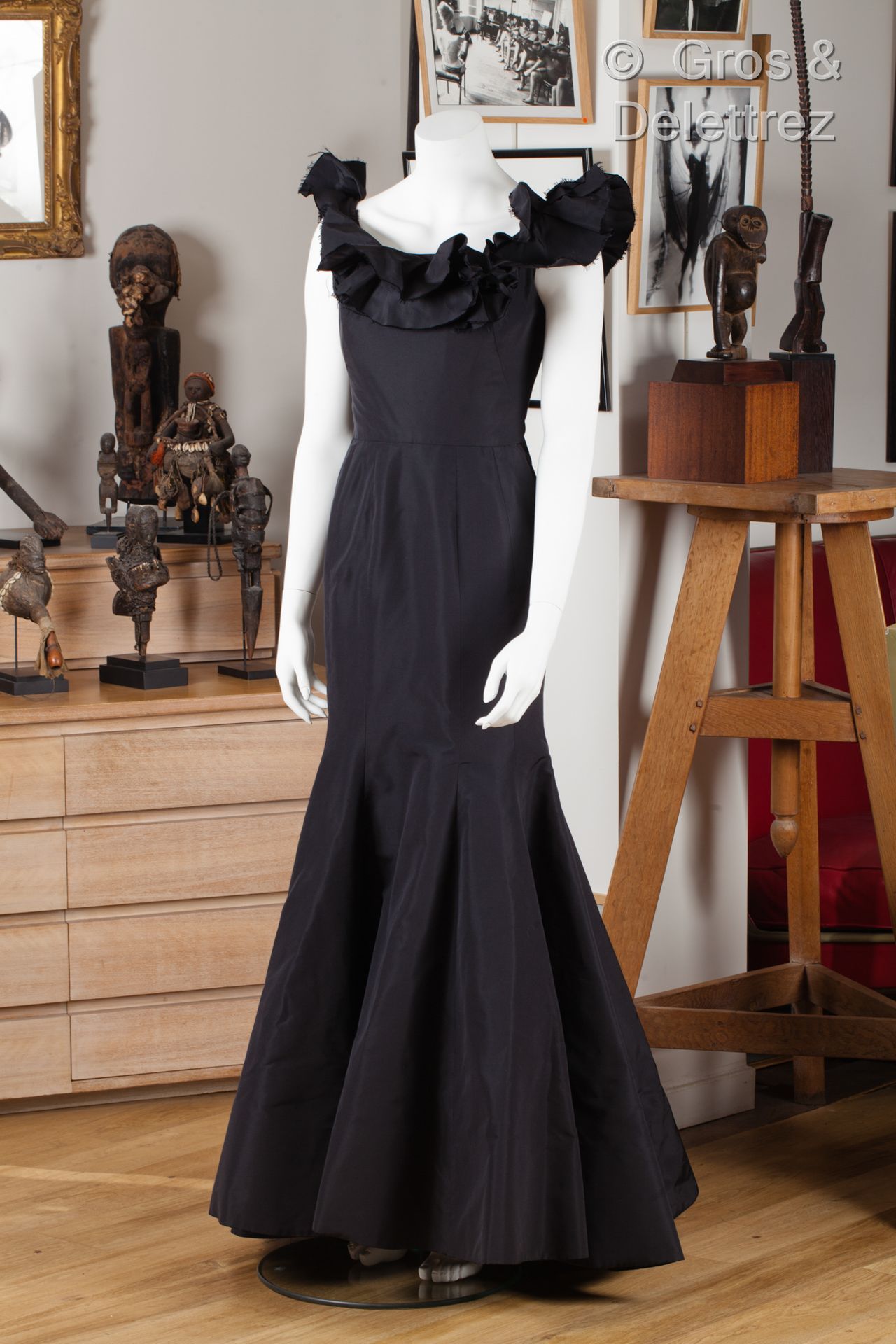 Oscar de la RENTA 2010年度假系列 - 第46号变奏曲
黑色褶皱无袖晚礼服，船形领口突出褶皱，高腰的美人鱼裙摆。白色标签，海军图案。T. 2&hellip;