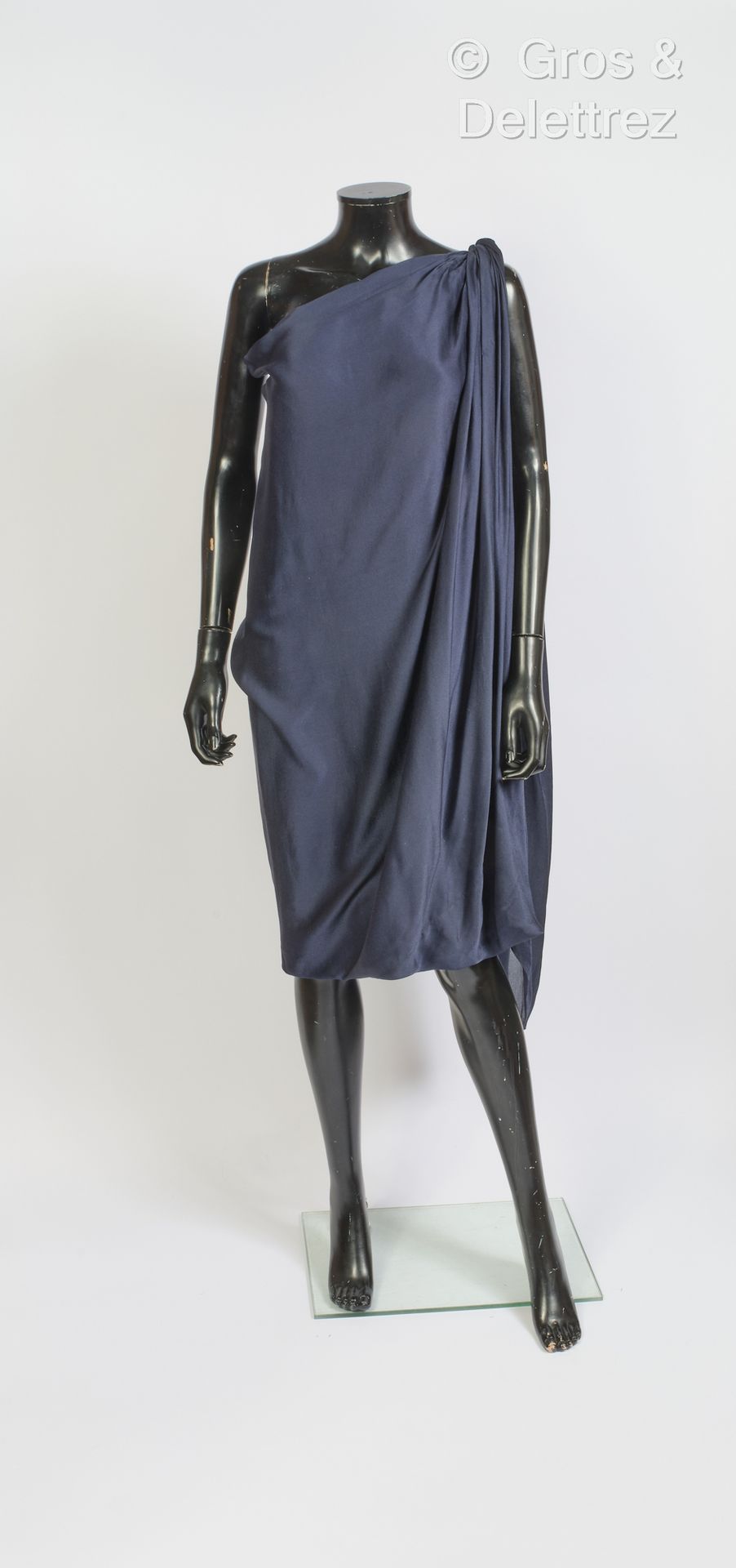 LANVIN par Alber Elbaz 2009年春/夏系列
深蓝色丝质绉绸不对称连衣裙，单肩垂坠。白色标签，黑色图案。T. 38.