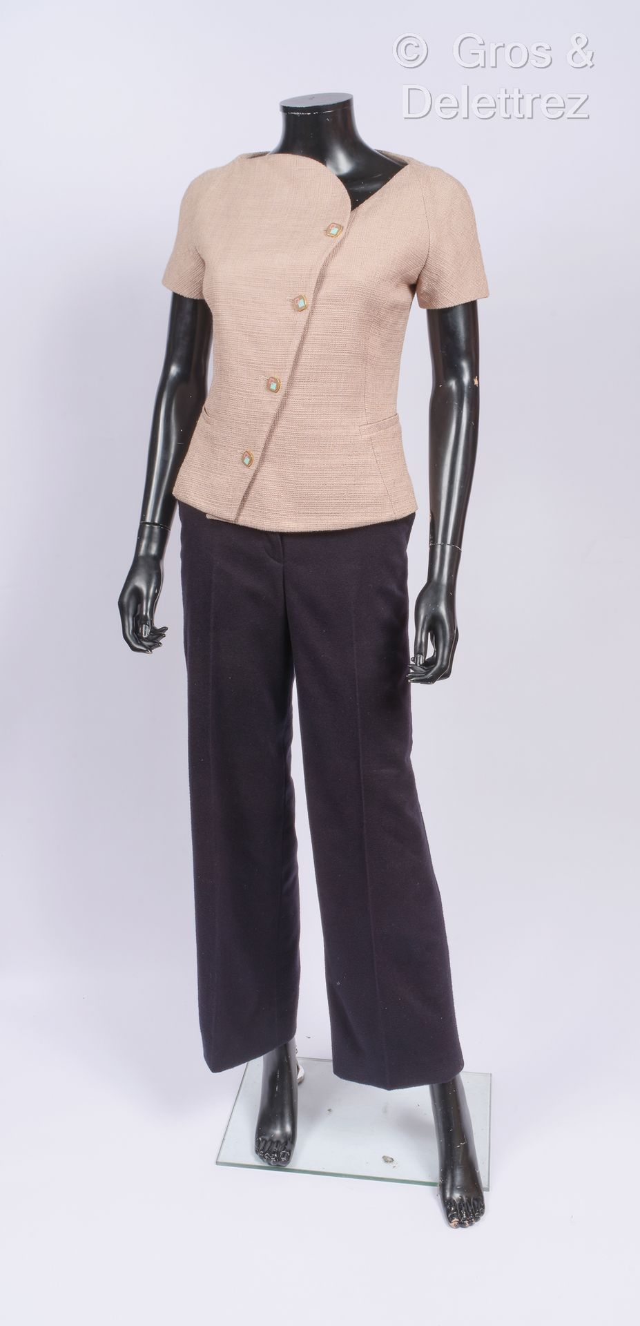 FENDI, Jean Paul GAULTIER haute couture 拍品包括一件裸色羊毛不对称外套，领口，单排扣，小袖子，两个口袋，单排扣珐琅彩，和&hellip;