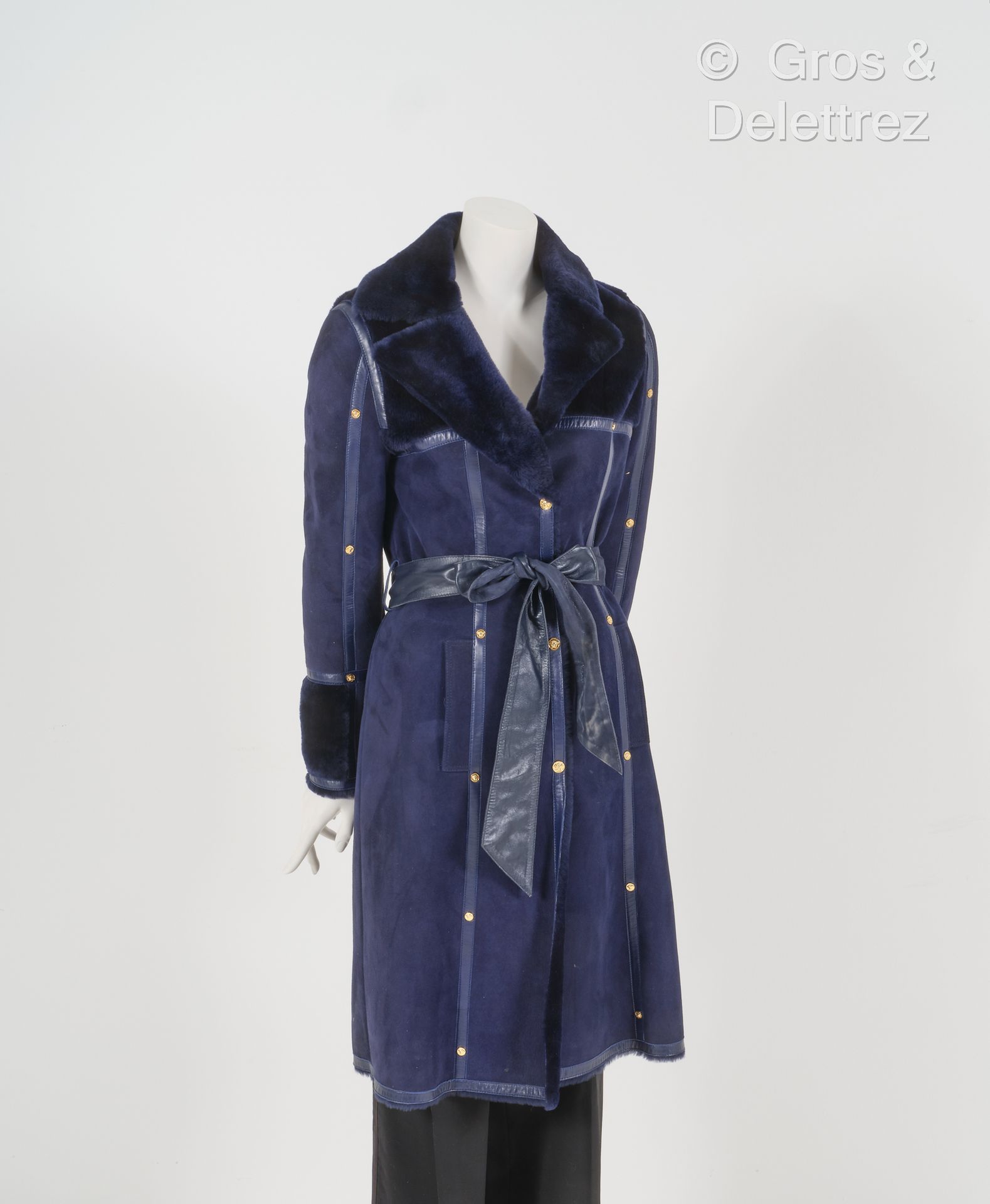 Coat in navy suede reverse, notched shawl collar, tone-o… | Drouot.com