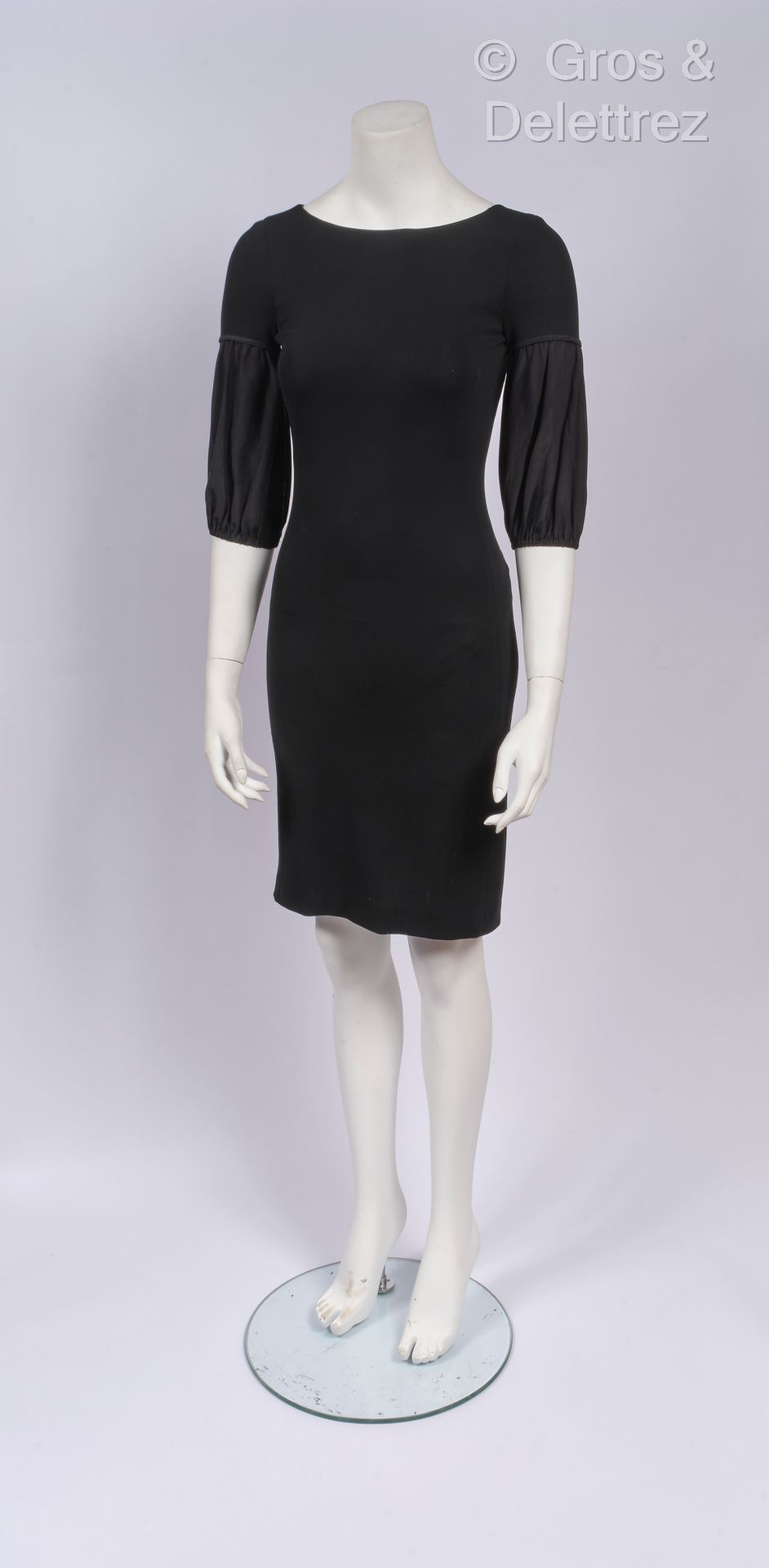 FENDI 黑色绉绸连衣裙，船领，短袖，颜色为缎面绉绸叠加。黑色的爪子，黄色和灰色的图案。