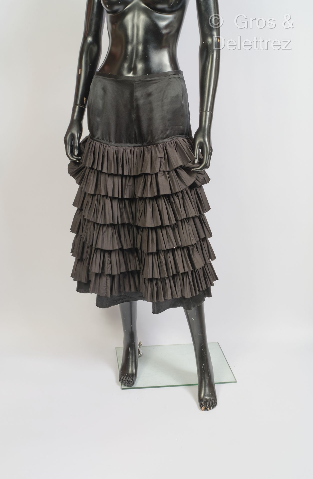 LANVIN, DRIES VAN NOTEN 服装包括一件带褶皱的珍珠灰缎面上衣，小领子，单胸，长袖，以及一条有几层褶皱的黑色棉缎裙。