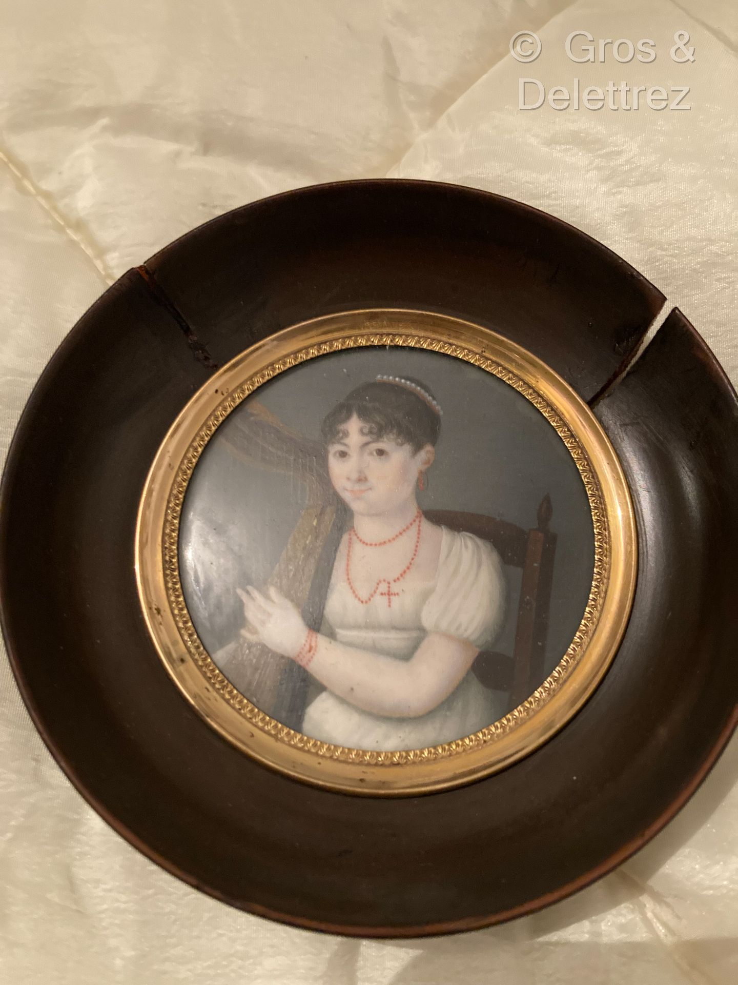 Null Miniature 
École française vers 1830 
Portrait de femme à la lyre et au col&hellip;