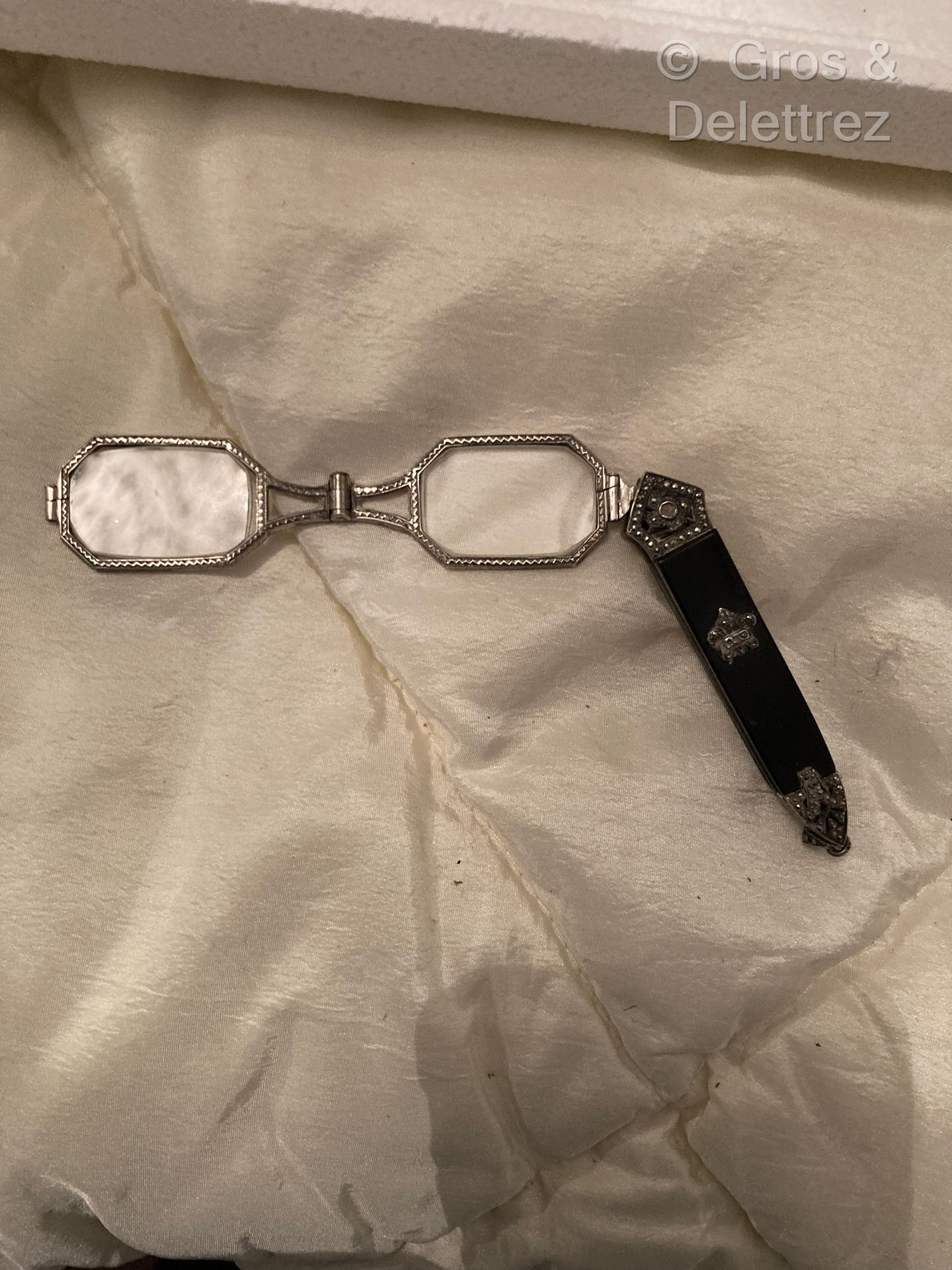Null Par de gafas retráctiles de plata con decoración de flores de lis y trocito&hellip;