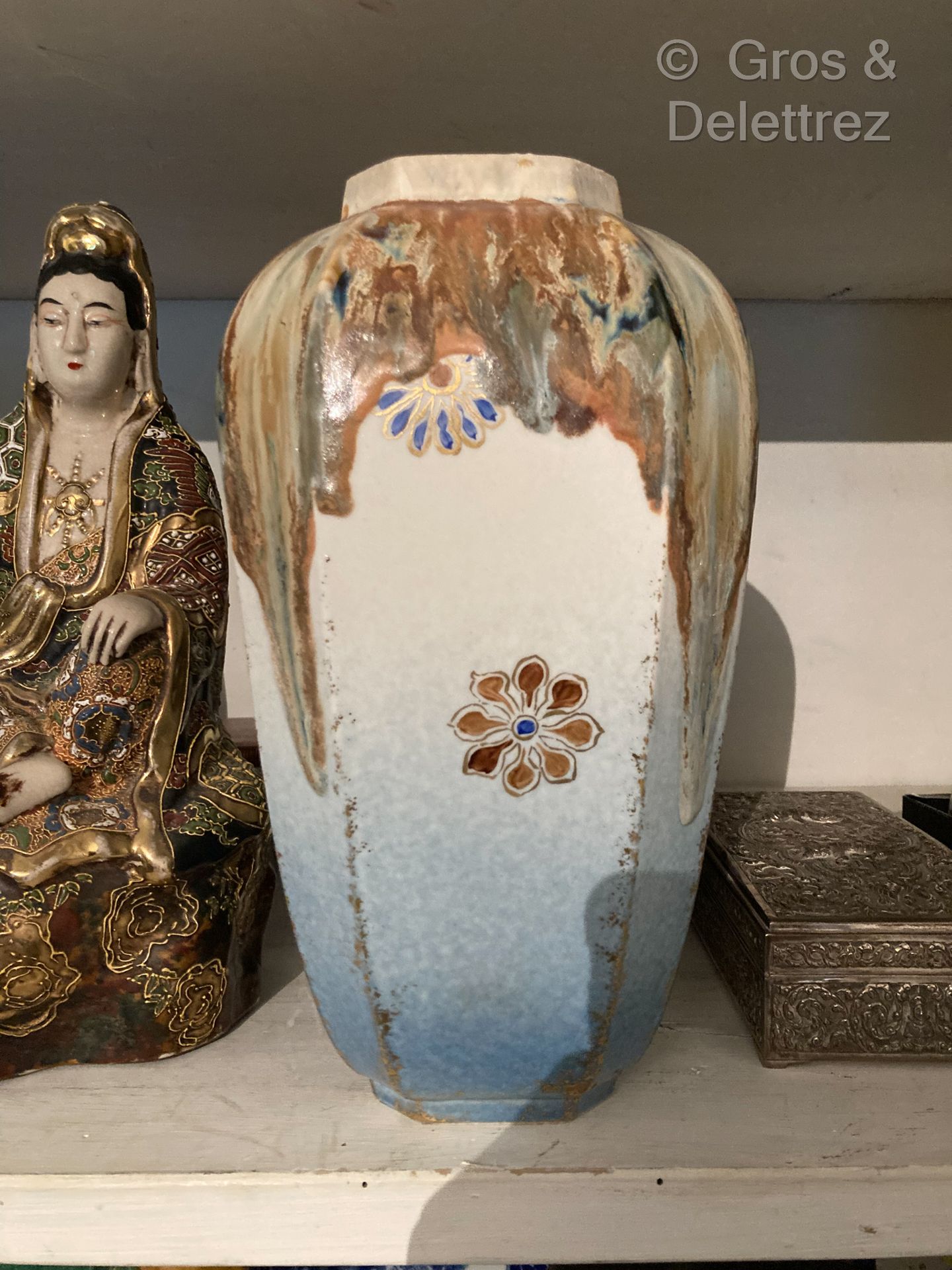 Null Vase aus Porzellan, emailliert in den Farbtönen Erzblau und Rot mit goldgeh&hellip;