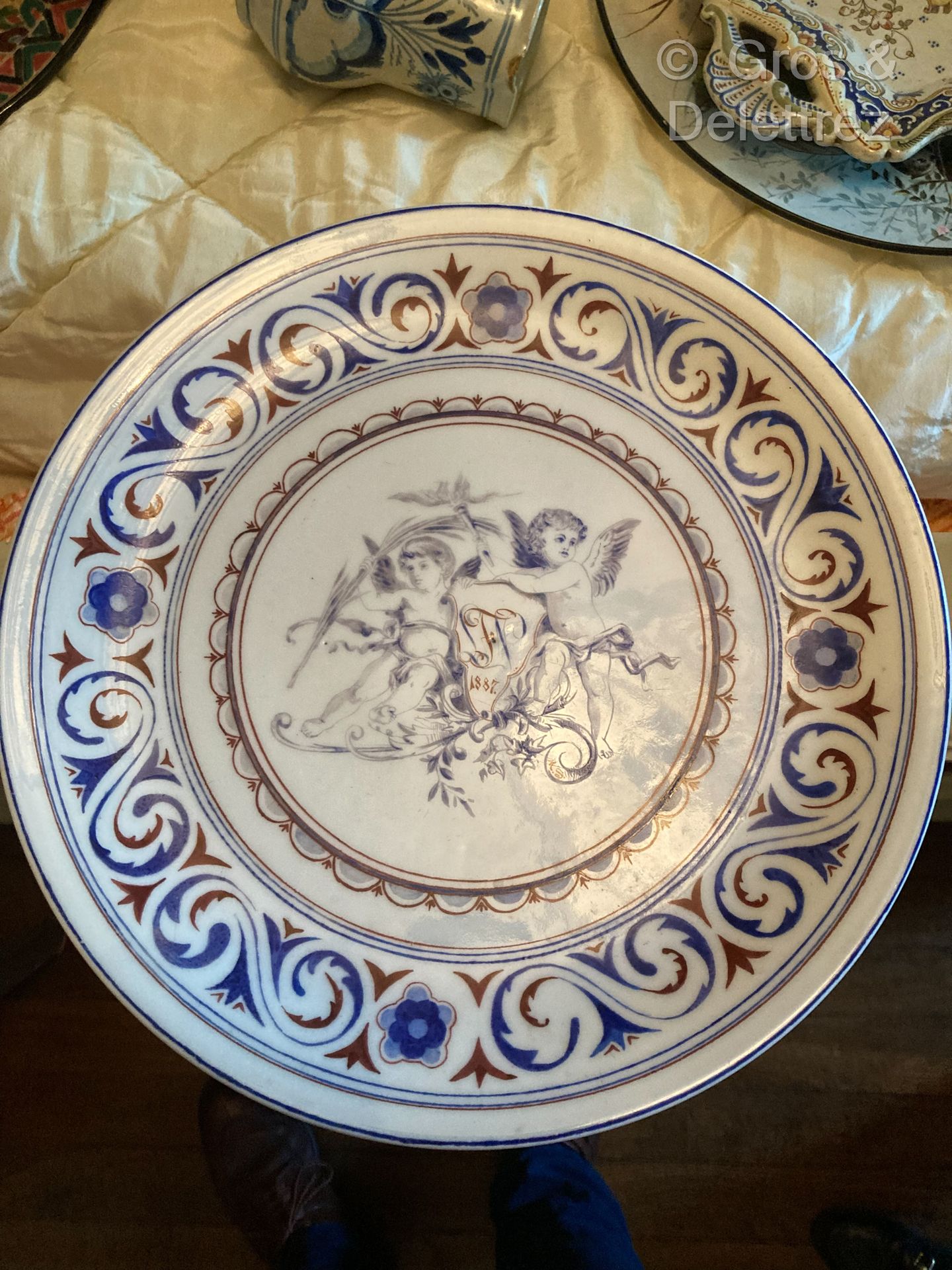 Null 瓷盘，白色、蓝色和红色的爱的装饰，框住了一个刻有LNF字样的圆圈，1887年 
直径：30厘米