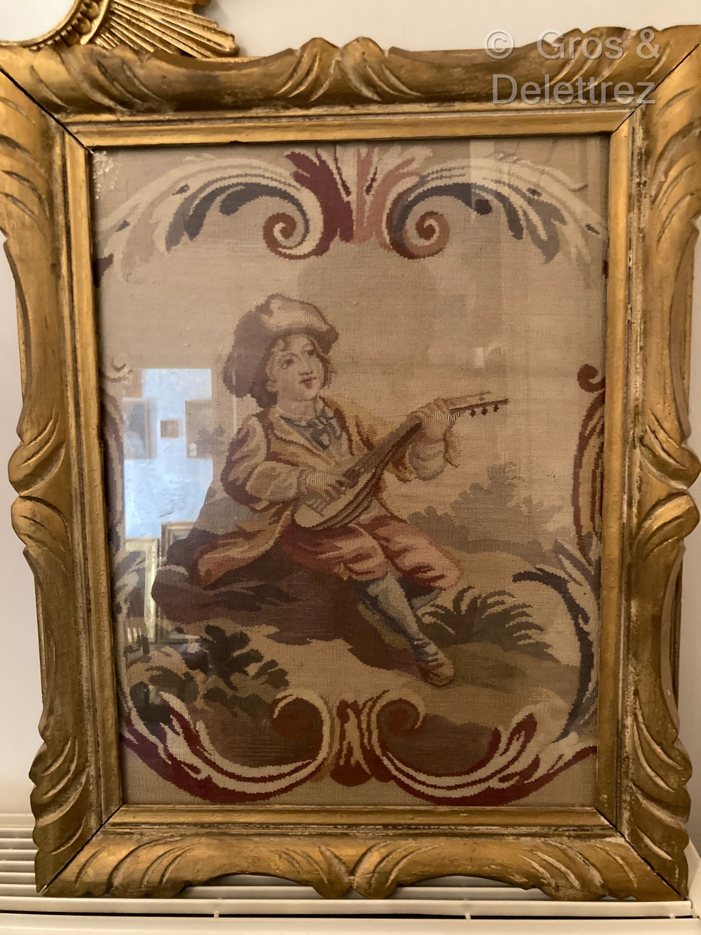 Null Aubusson. Elemento de tapiz que representa a un niño tocando el laúd.
En el&hellip;