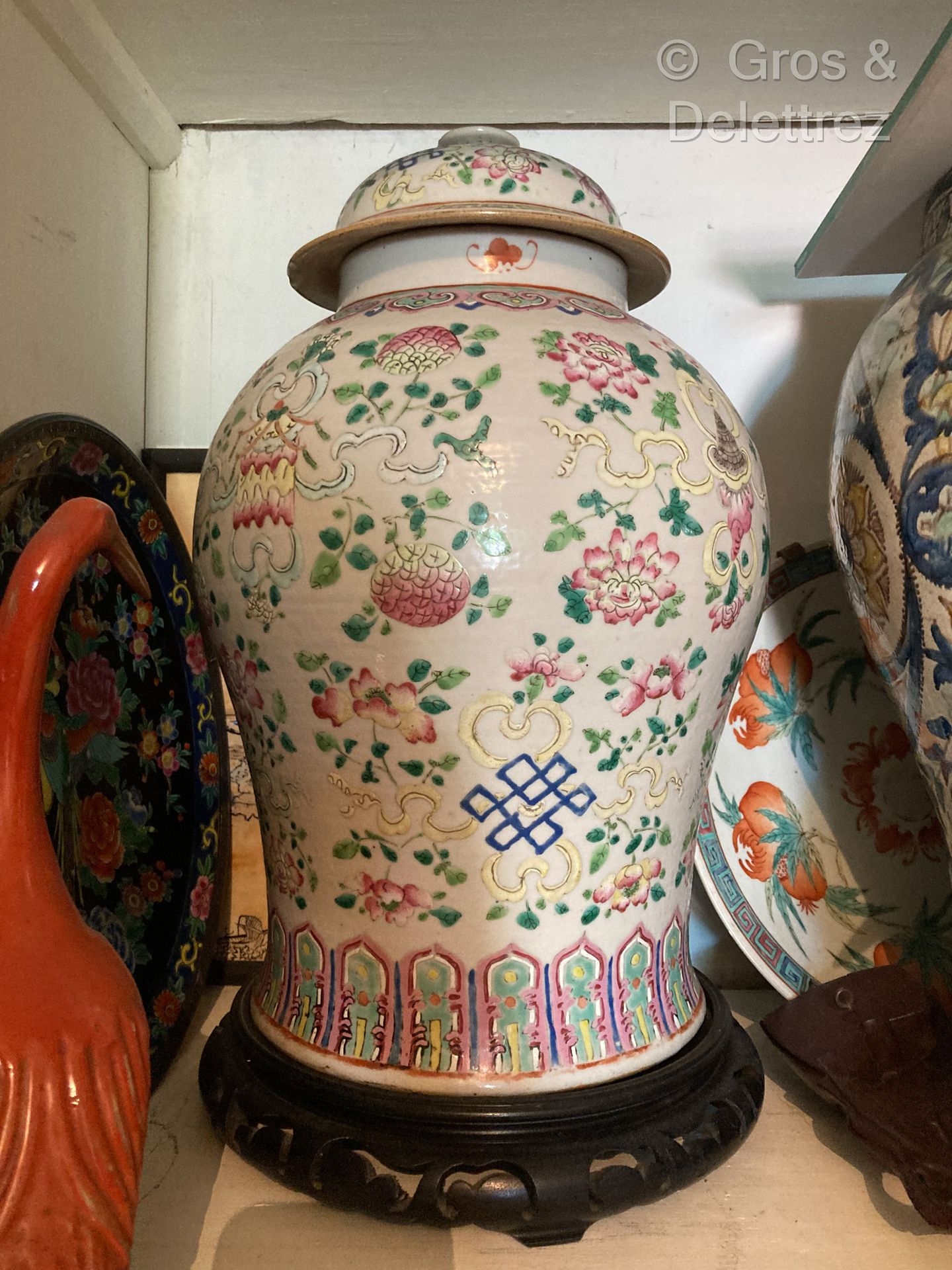 Null China, hacia 1880-1900
Jarrón balaustre cubierto de porcelana con esmalte p&hellip;
