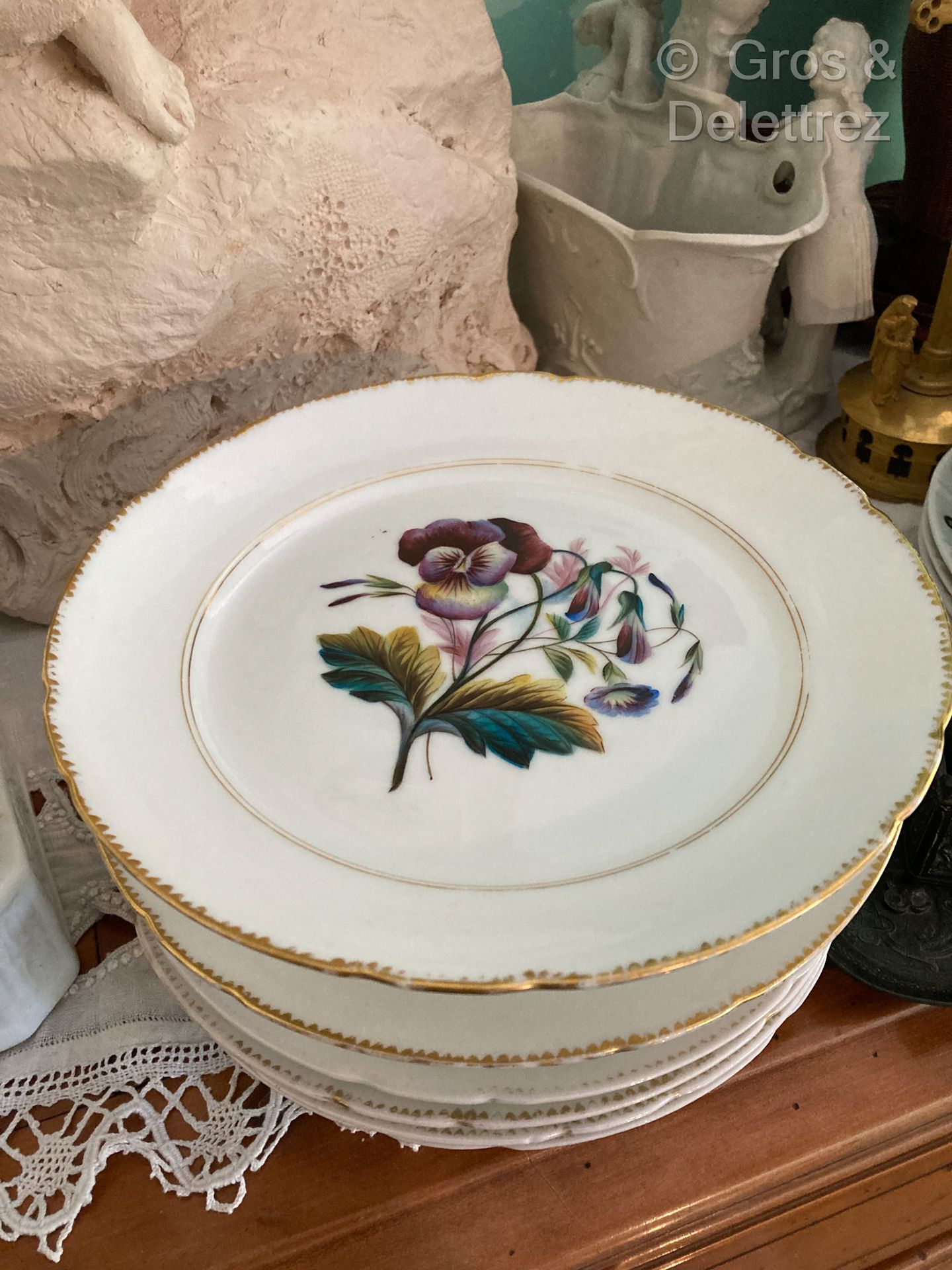 Null 多彩珐琅彩花瓷器，由四个盘子和两个碗组成，底面有花。