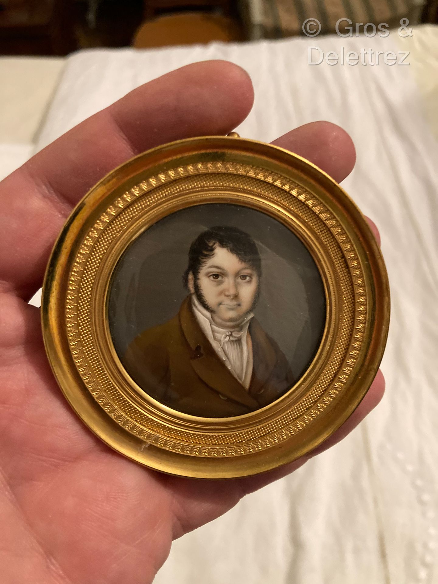 Null Miniatura 
Escuela francesa hacia 1830
Retrato de un joven con levita marró&hellip;