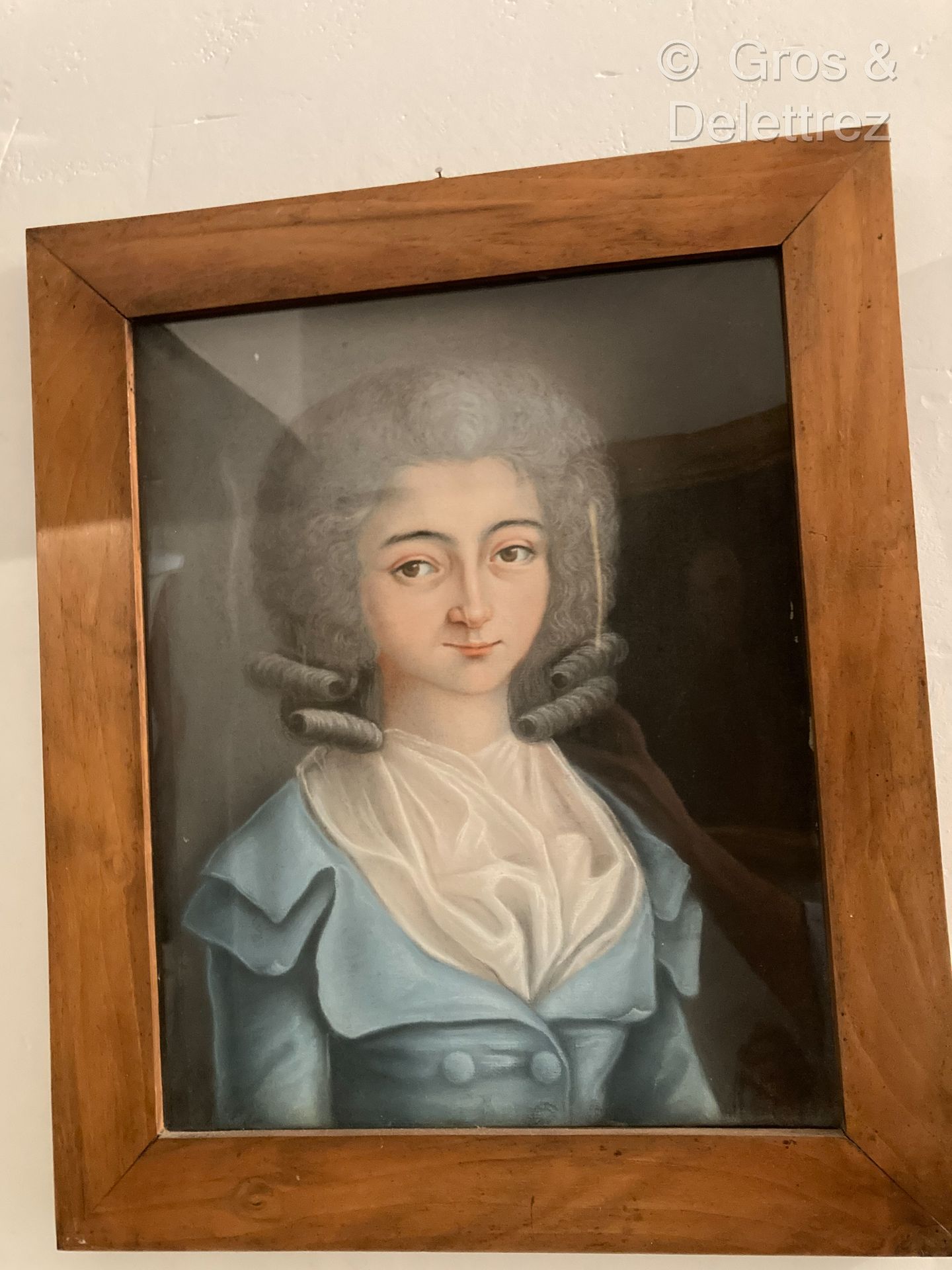 Null 18世纪末的法国学校 
穿着蓝色连衣裙的女人的画像 
纸上粉笔画 
39 x 31 cm