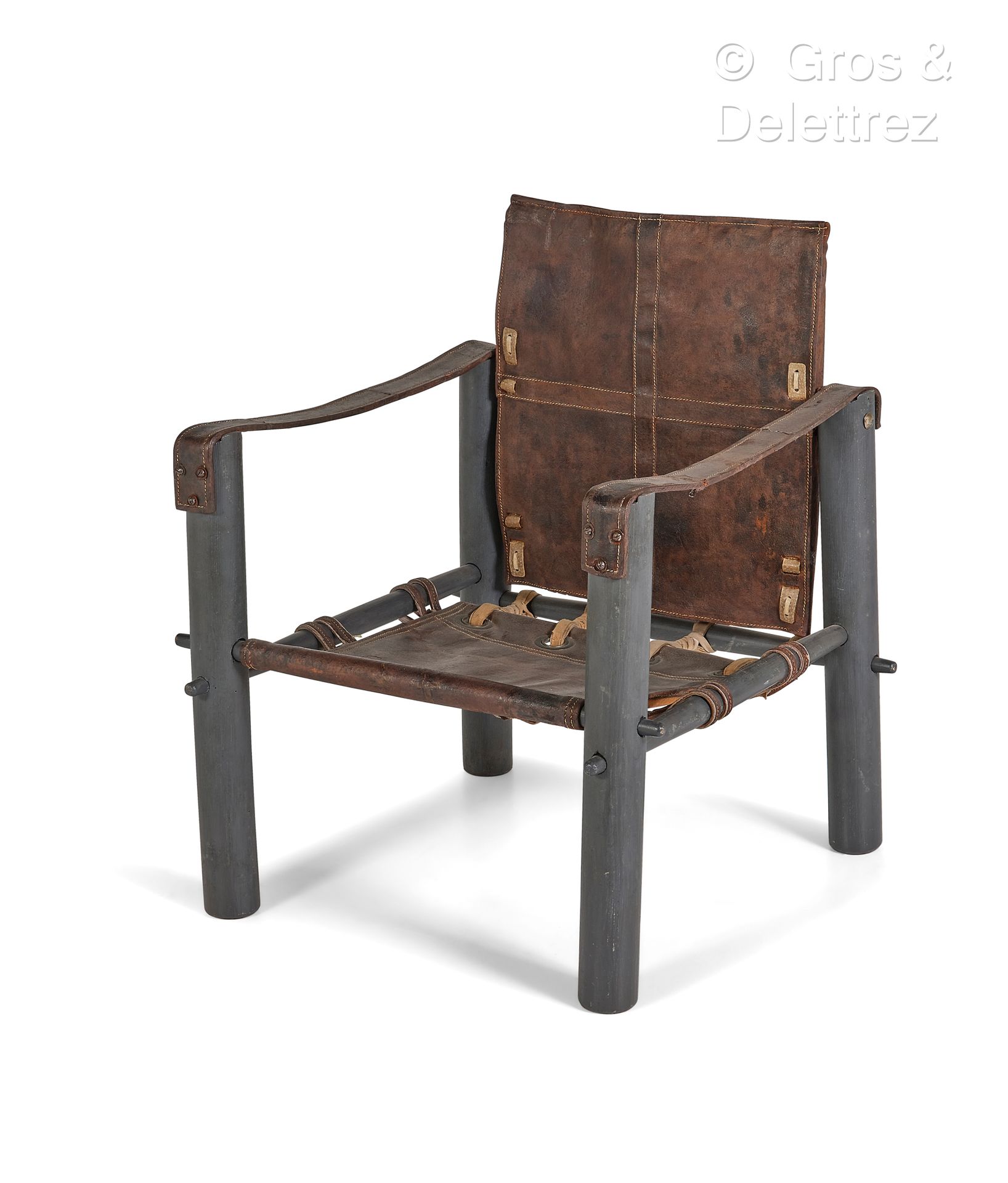 Eileen GRAY (1878-1976) Safari "扶手椅，圆柱形的底座形成一个灰色的油漆木结构。扶手、座椅和倾斜的靠背为皮革材质。
1932年左右&hellip;
